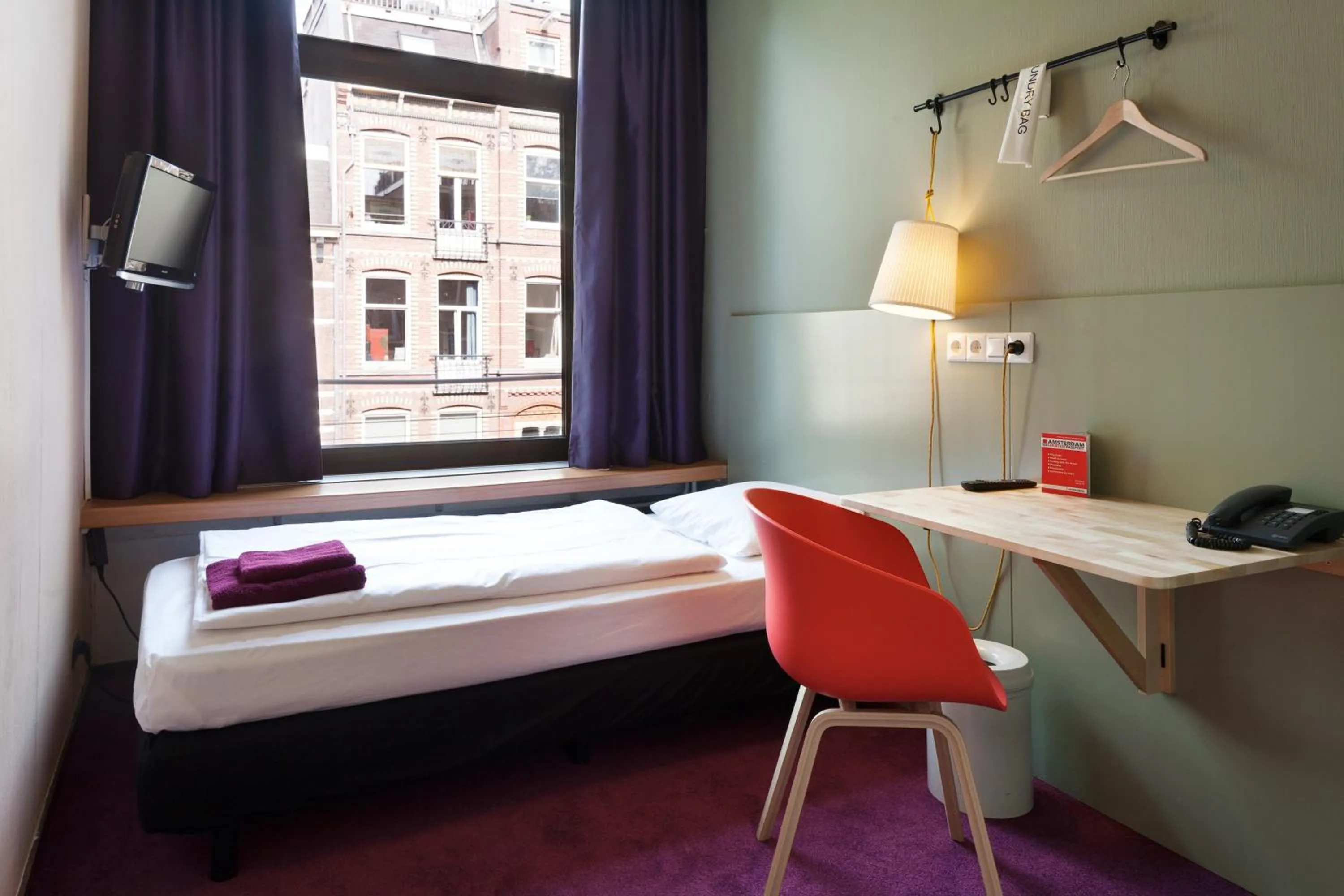 Photo of the whole room, Bed in Hotel The Neighbour's Magnolia