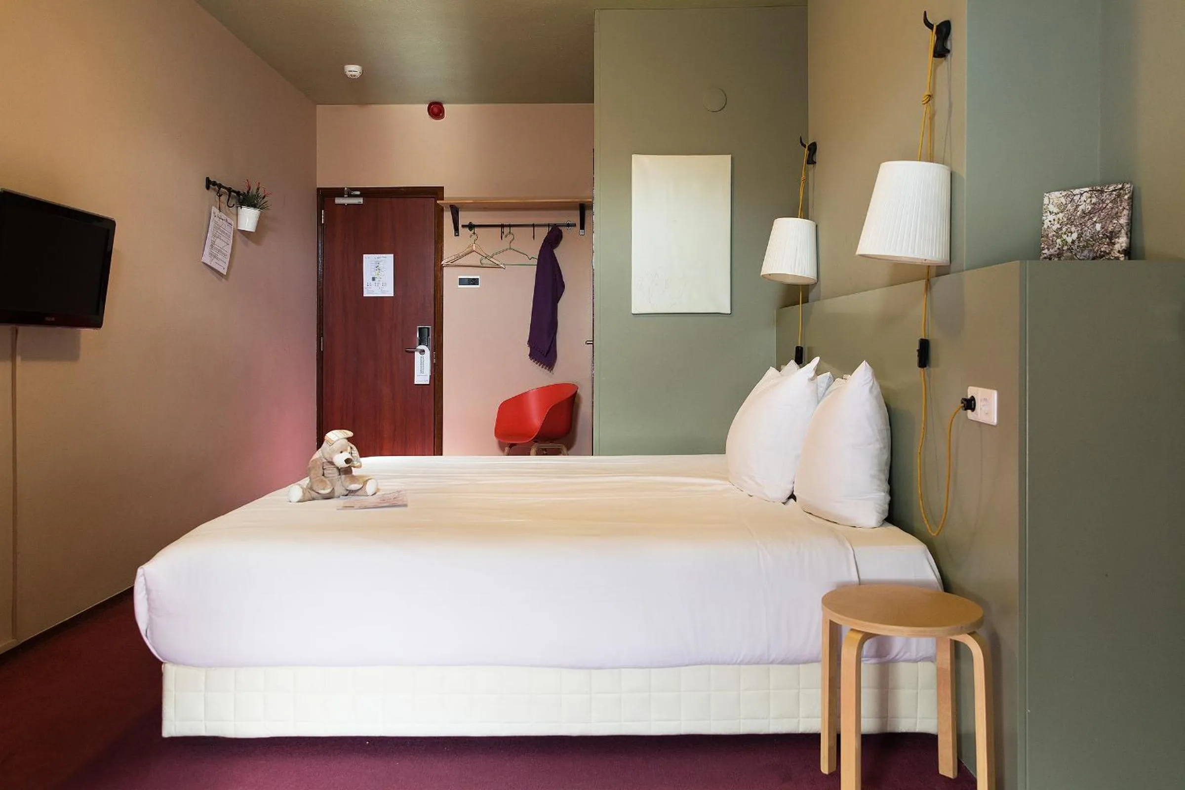 Photo of the whole room, Bed in Hotel The Neighbour's Magnolia