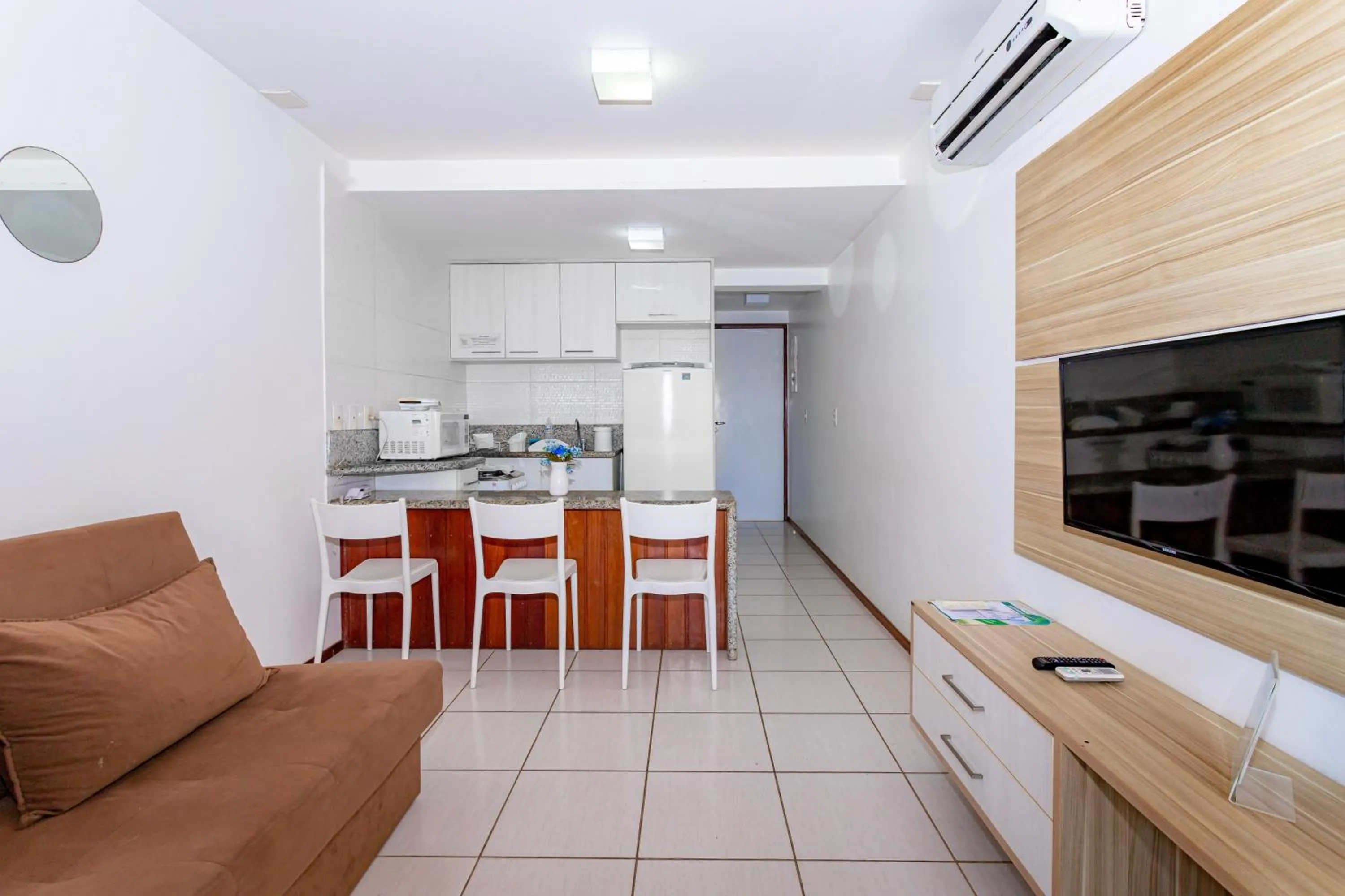 Living room in Nannai Residence by AFT