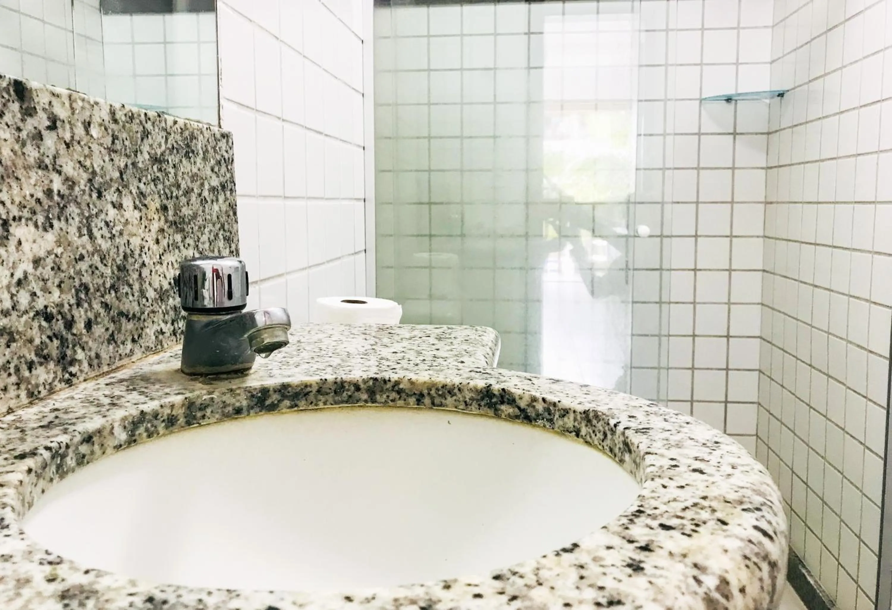 Bathroom in Nannai Residence by AFT