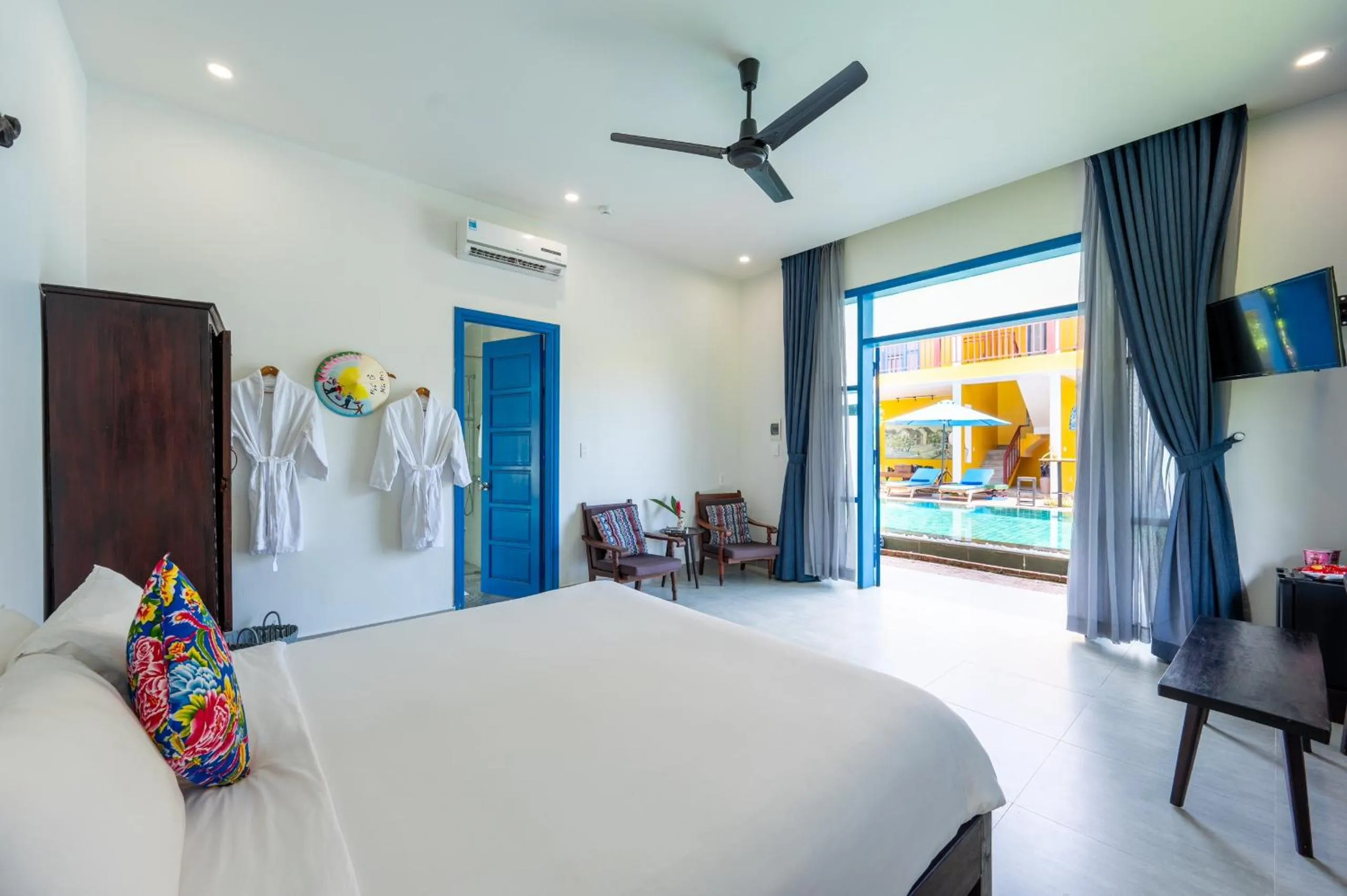 Photo of the whole room, Bed in Chez Mimosa Rice Field Retreat