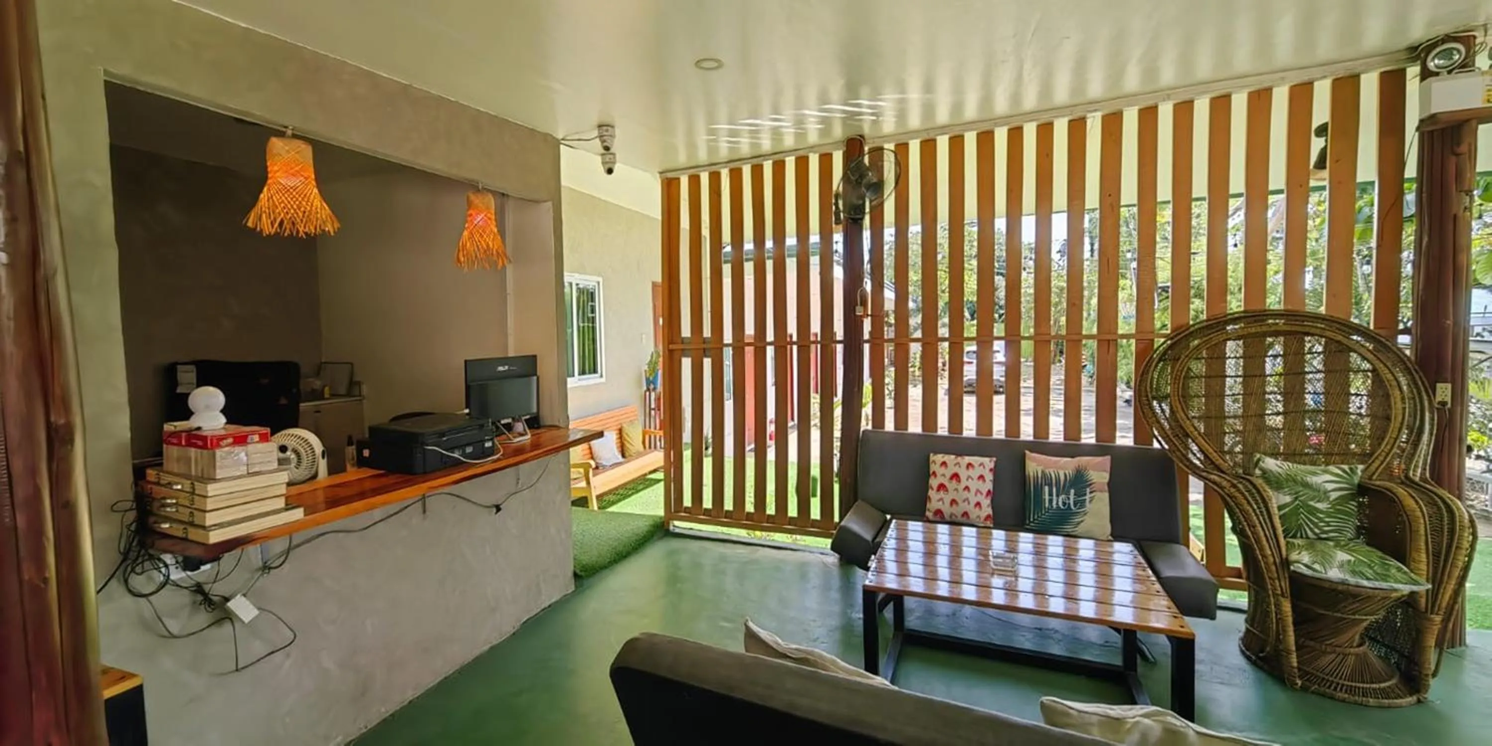 Seating area in Green Dale's Travellers Inn Puerto Princesa