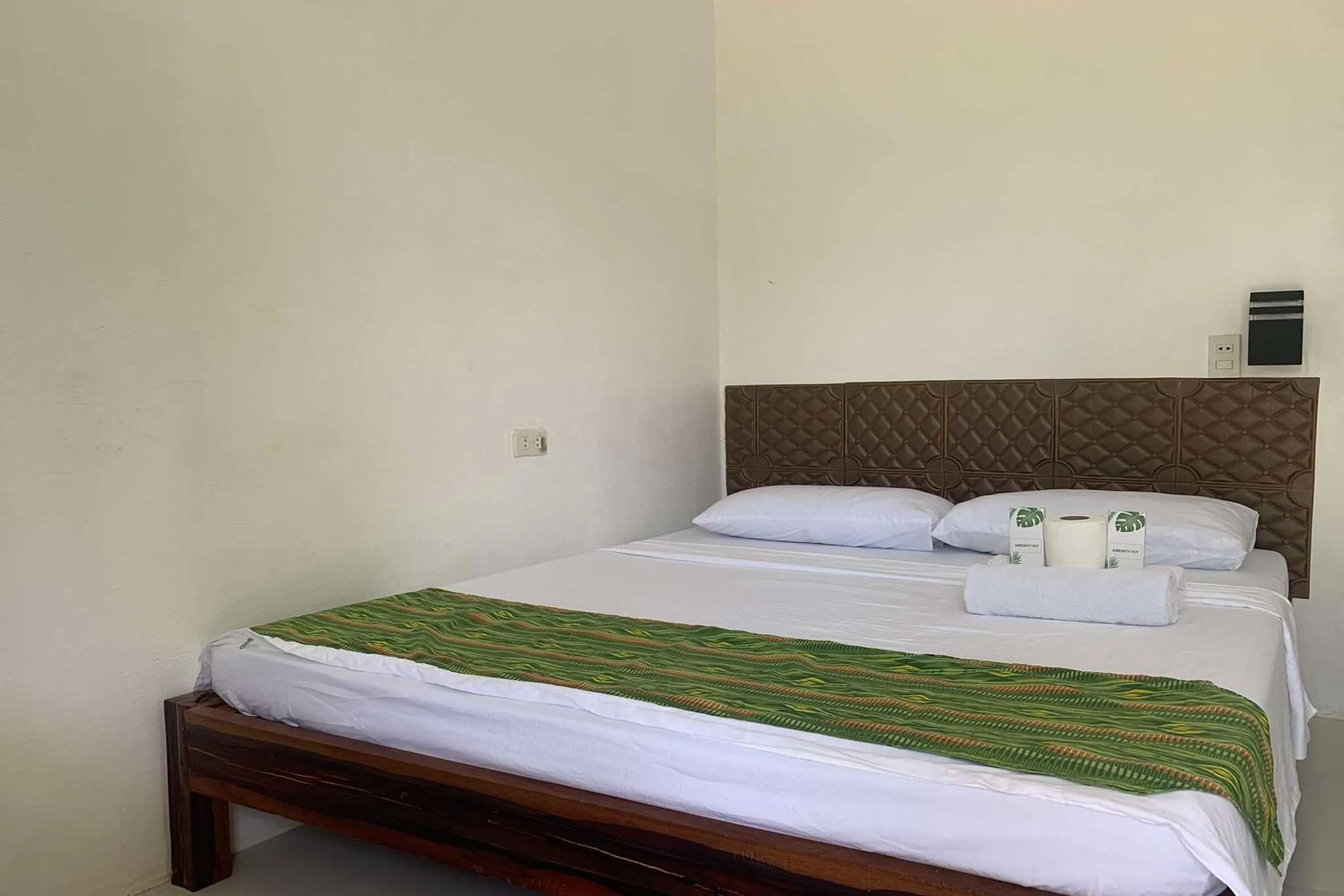 Bedroom, Bed in Green Dale's Travellers Inn Puerto Princesa