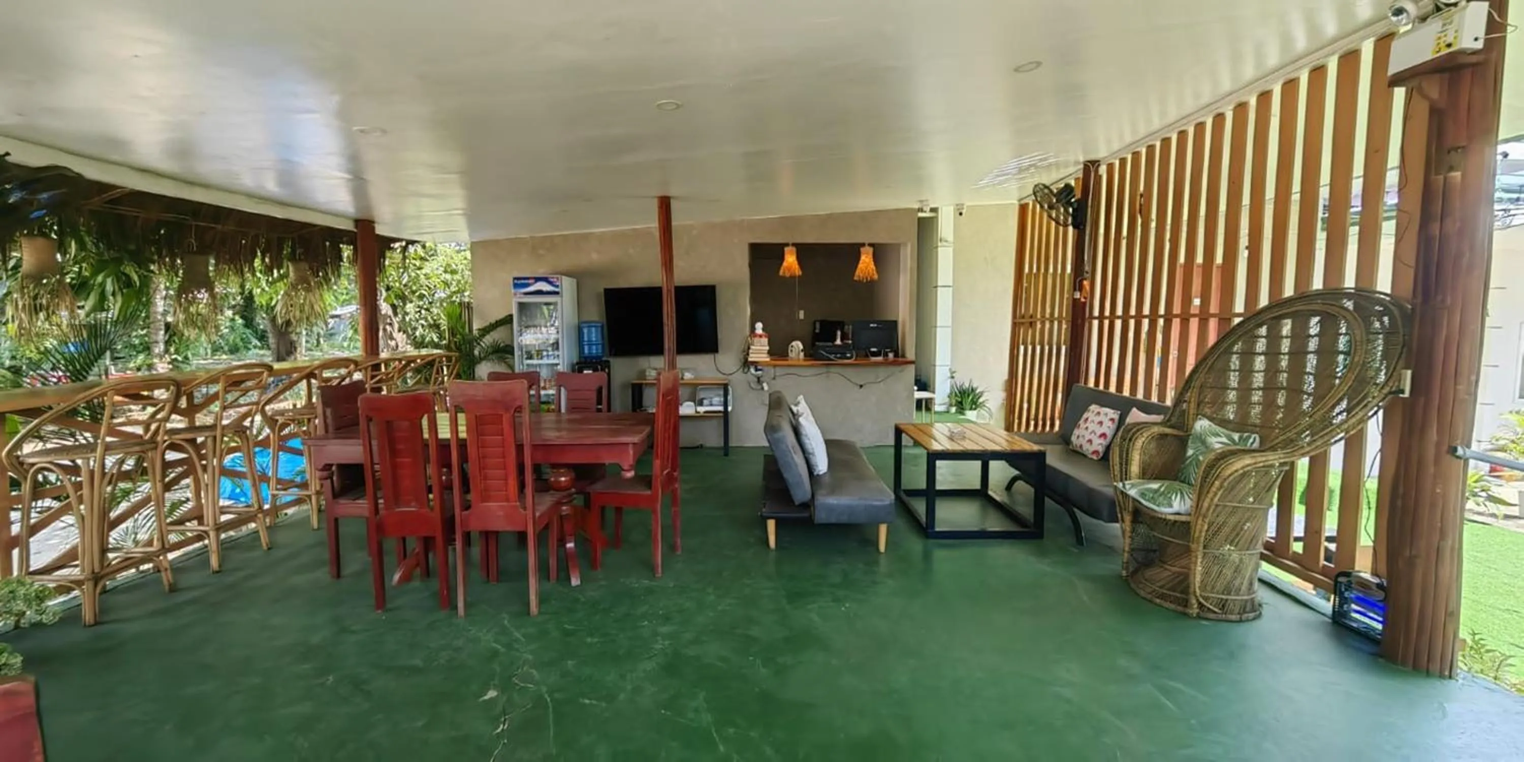 Living room in Green Dale's Travellers Inn Puerto Princesa