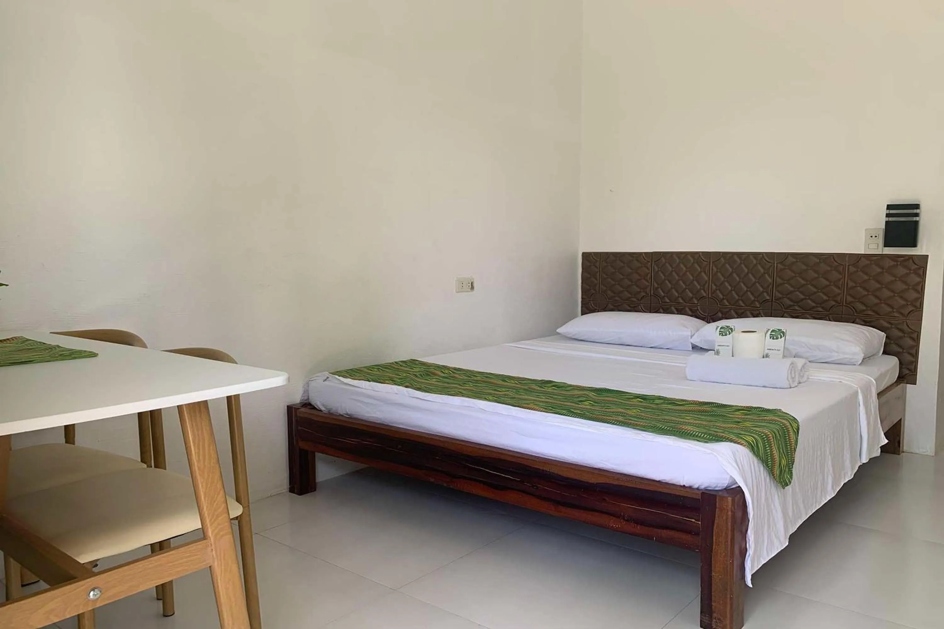 Bedroom, Bed in Green Dale's Travellers Inn Puerto Princesa