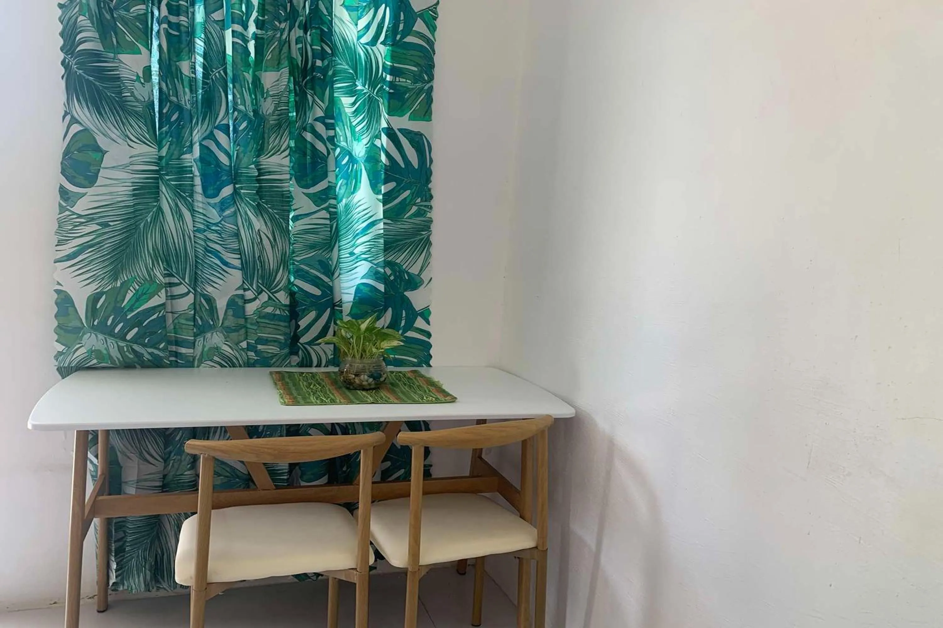 Seating area in Green Dale's Travellers Inn Puerto Princesa