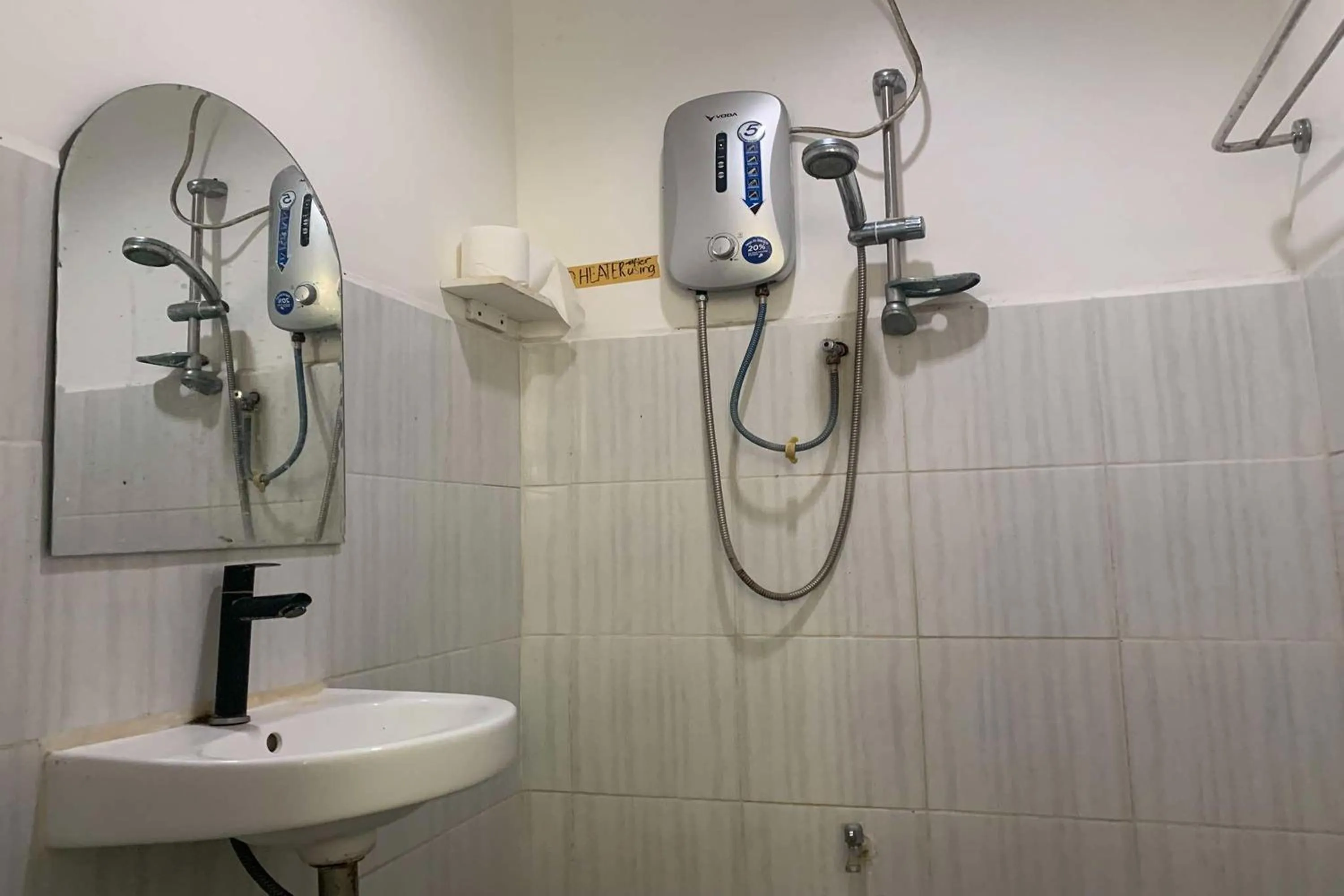 Shower in Green Dale's Travellers Inn Puerto Princesa