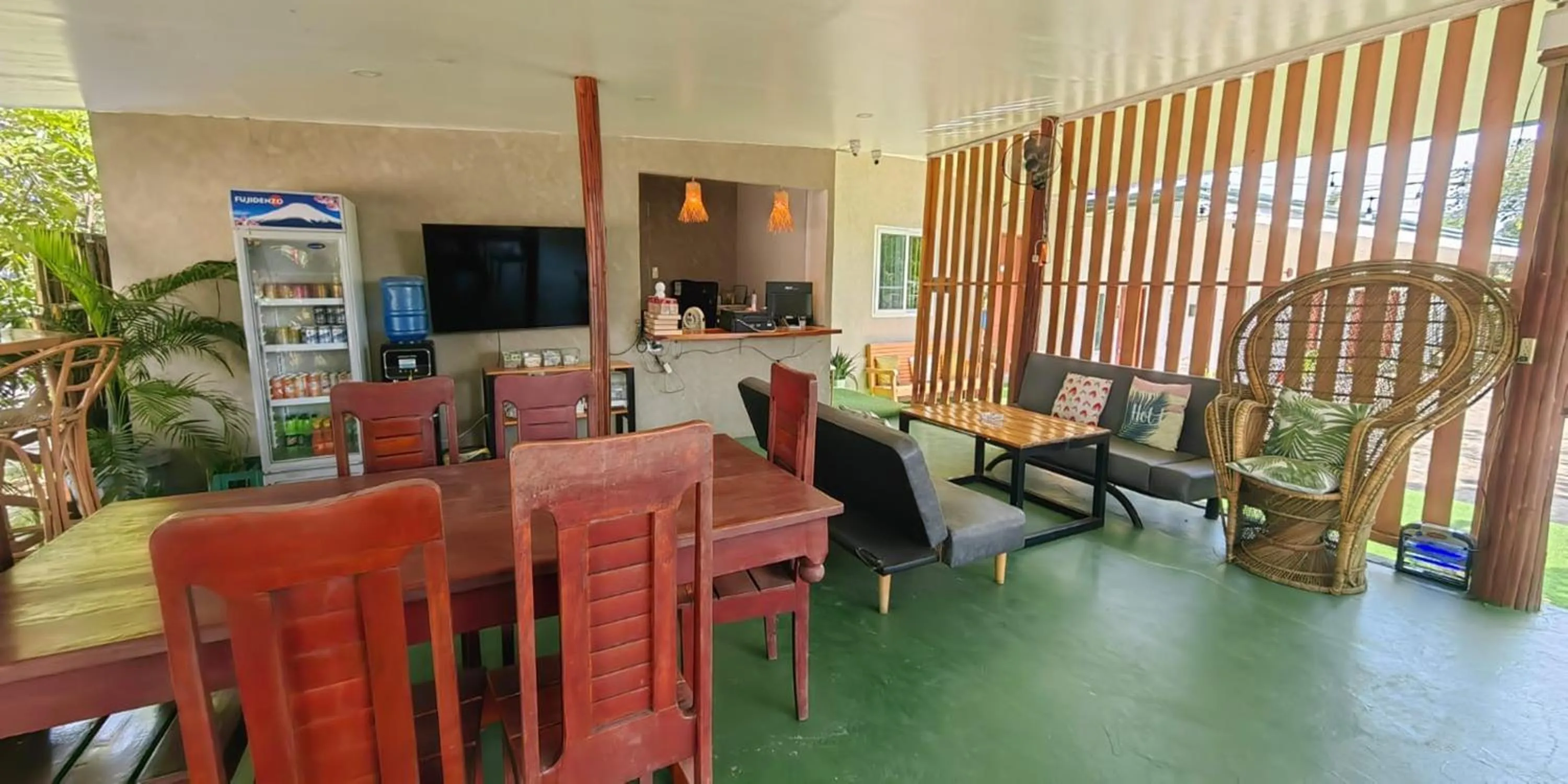 Living room in Green Dale's Travellers Inn Puerto Princesa