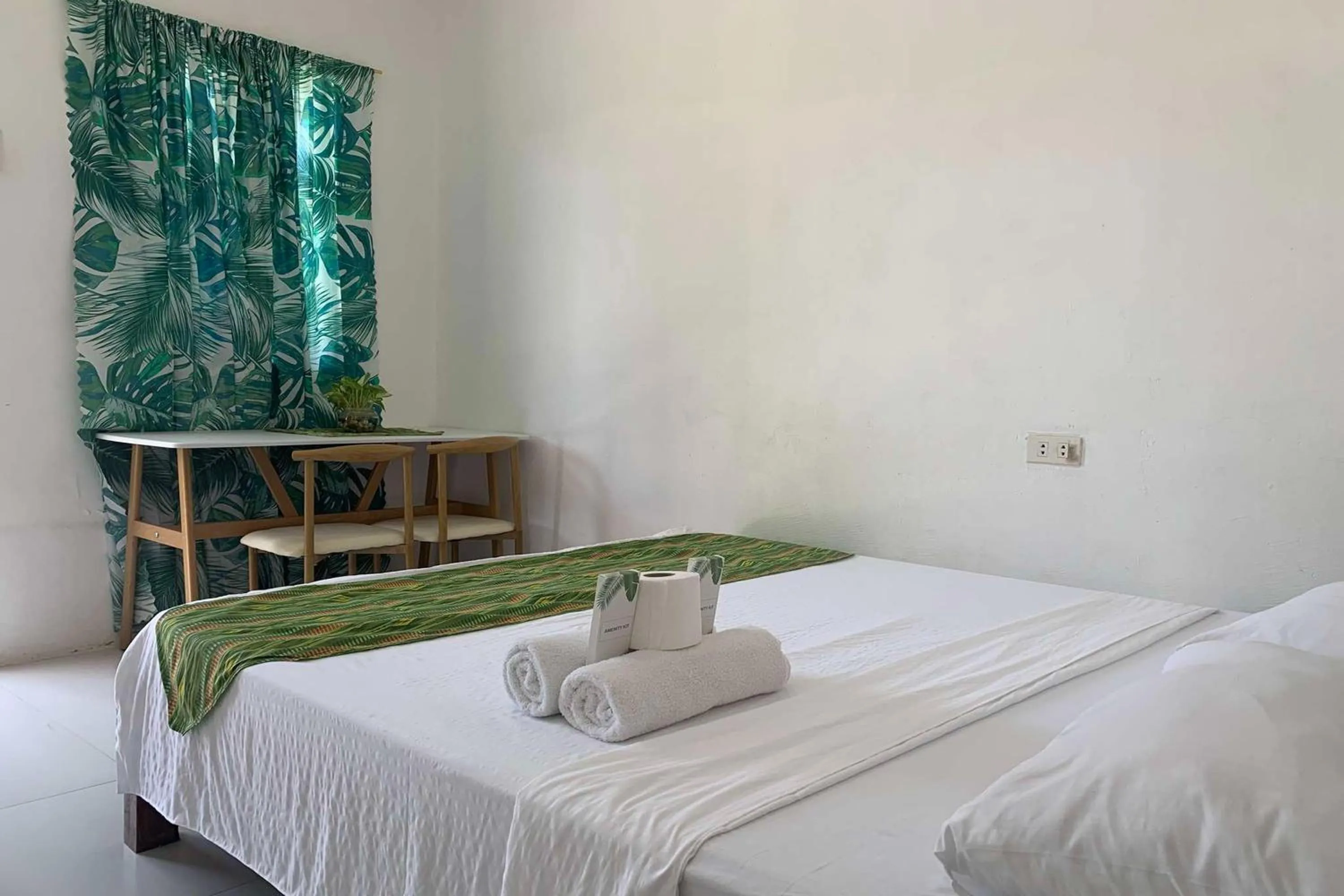 Bedroom, Bed in Green Dale's Travellers Inn Puerto Princesa