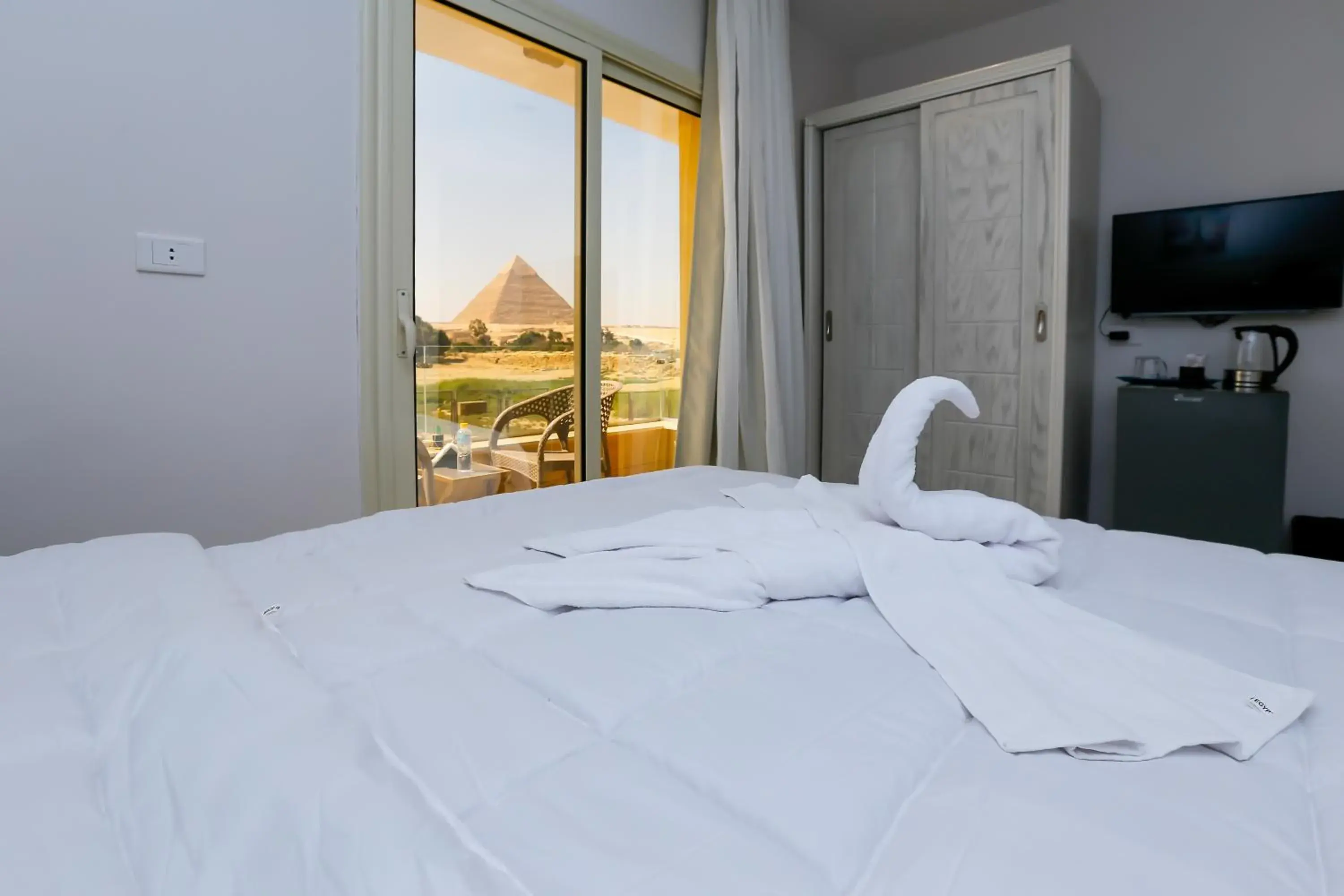 Deluxe Double Room with Balcony in Pyramids Land Hotel Deluxe Double Room with Balcony in Pyramids Land Hotel
