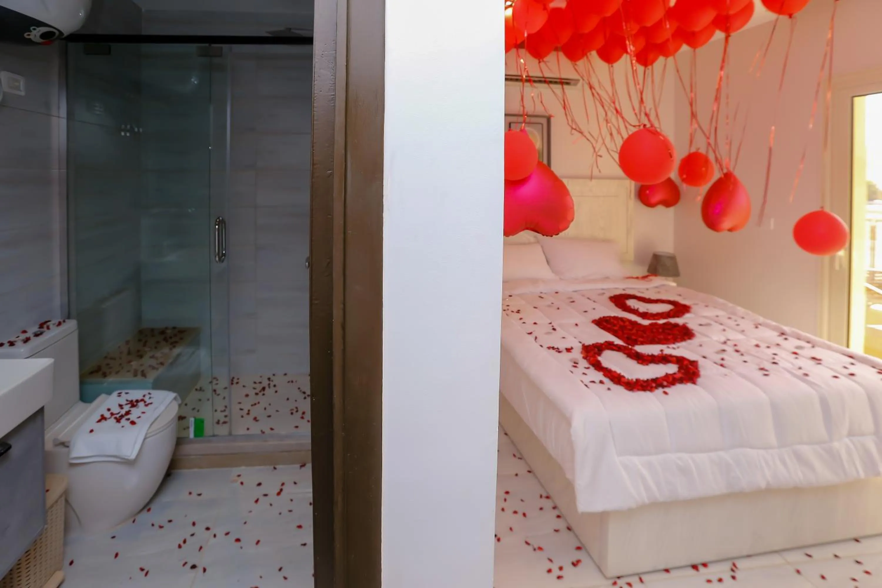 Shower, Bed in Pyramids Land Hotel