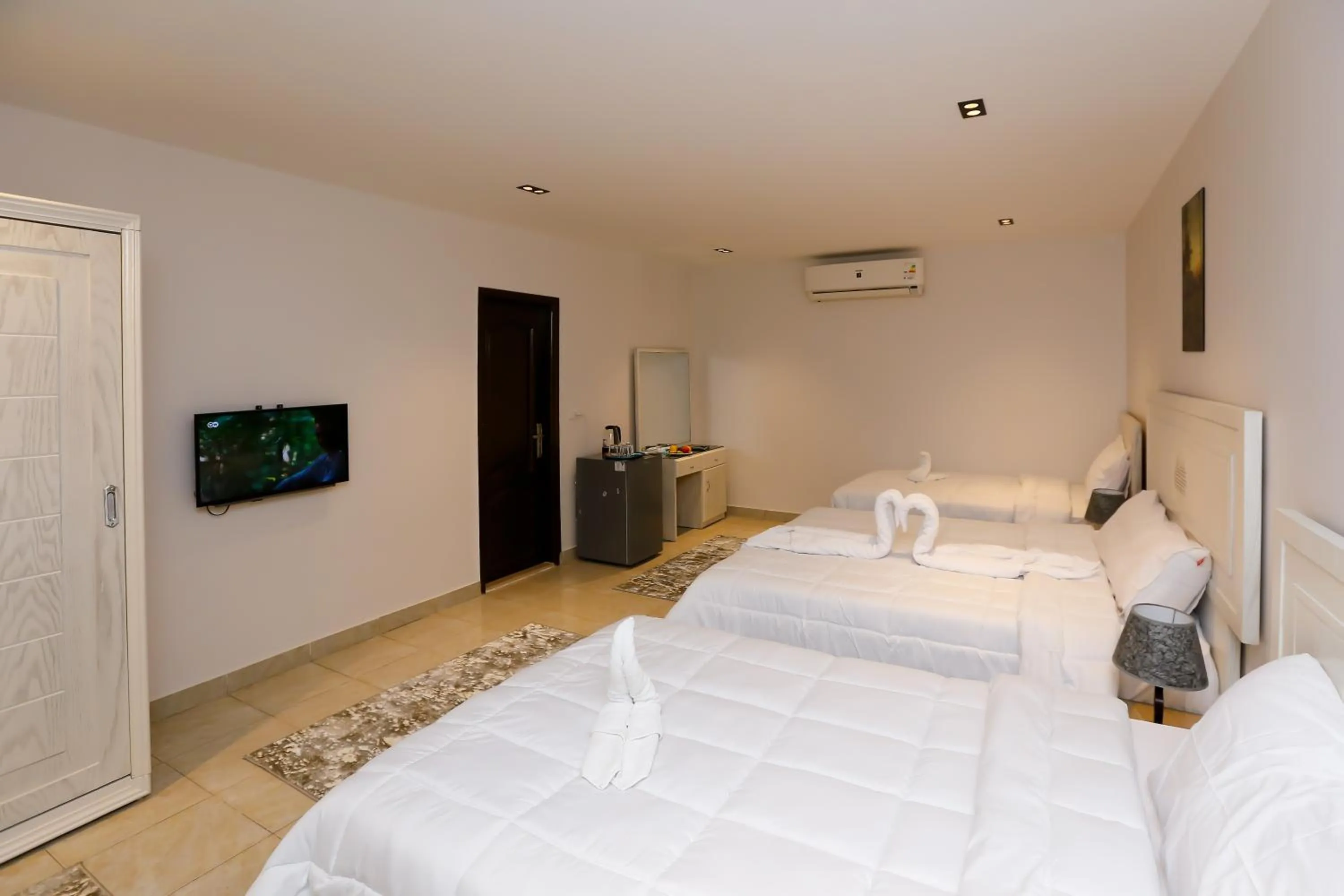 Communal lounge/ TV room, Bed in Pyramids Land Hotel