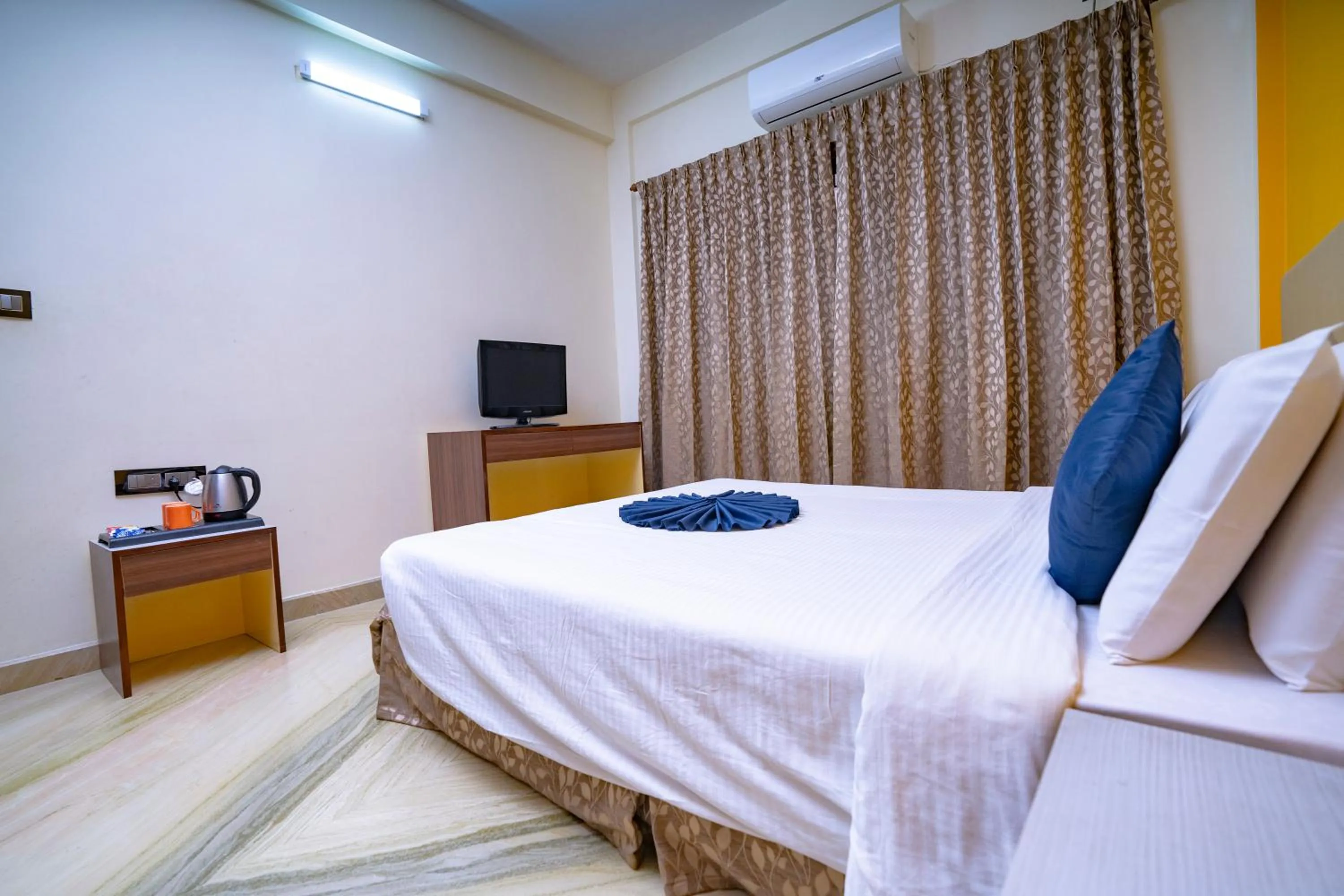 Communal lounge/ TV room, Bed in SS Mystic Apartotel