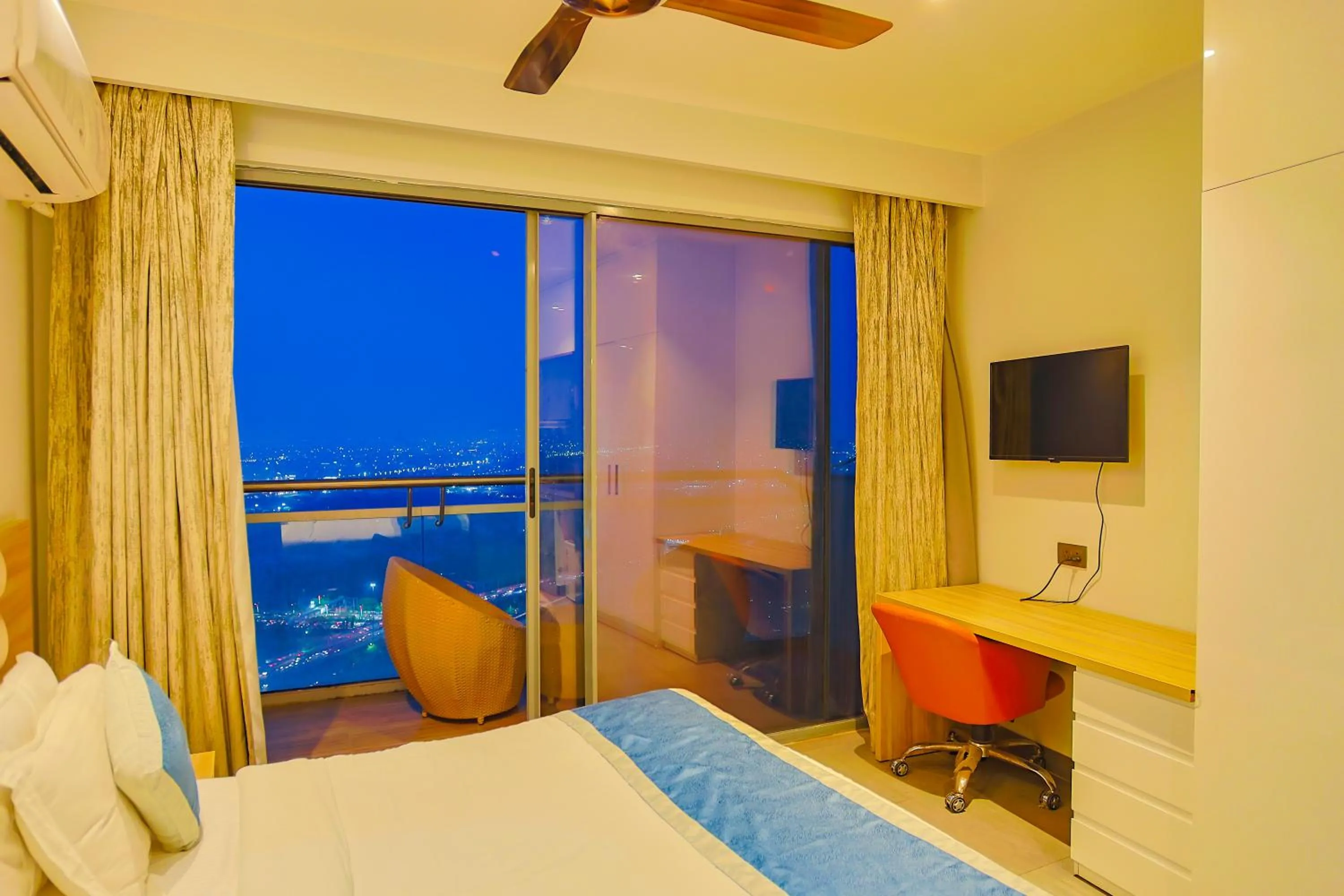 Bedroom, Bed in Hotel Livbox at Supernova