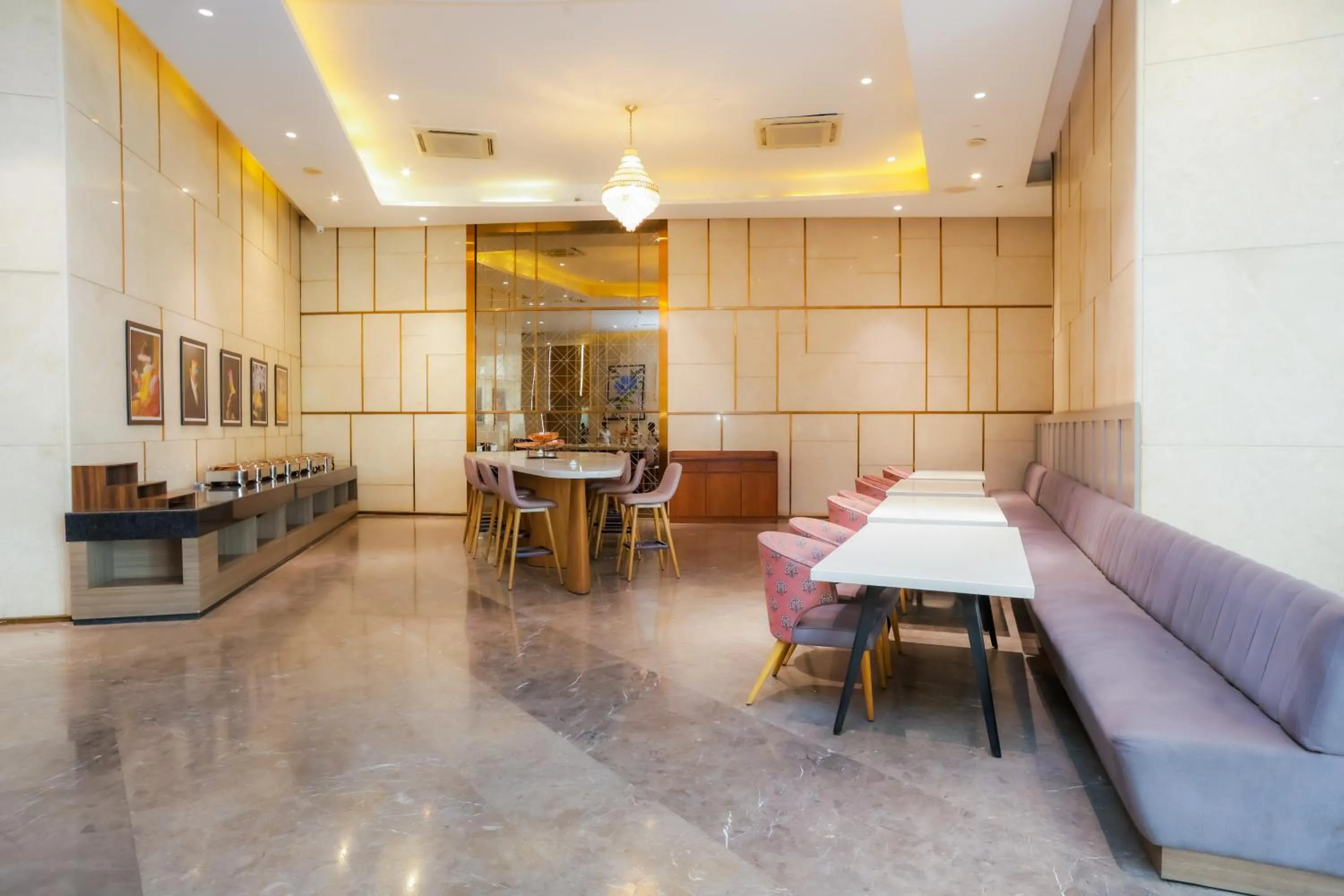 Restaurant/places to eat in Hotel Livbox at Supernova