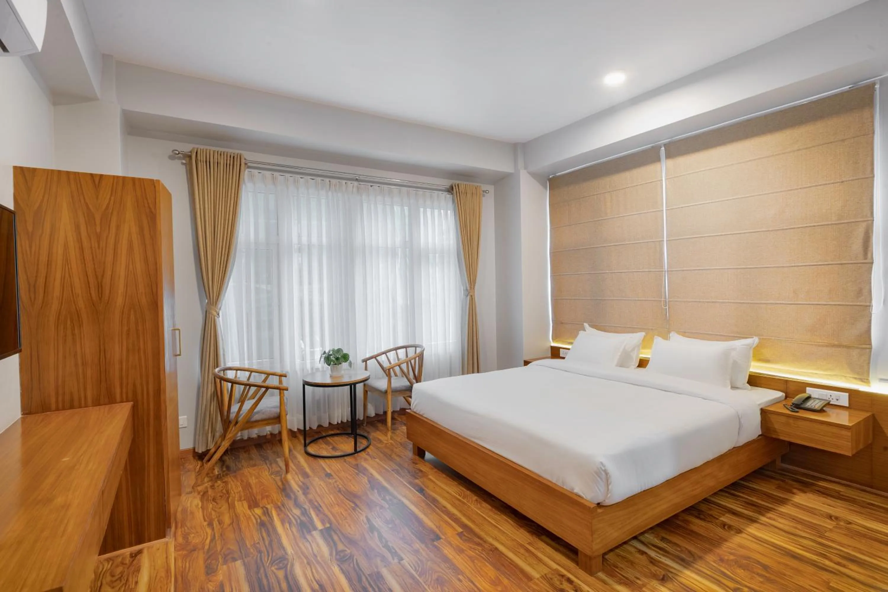 Photo of the whole room, Bed in Studio16