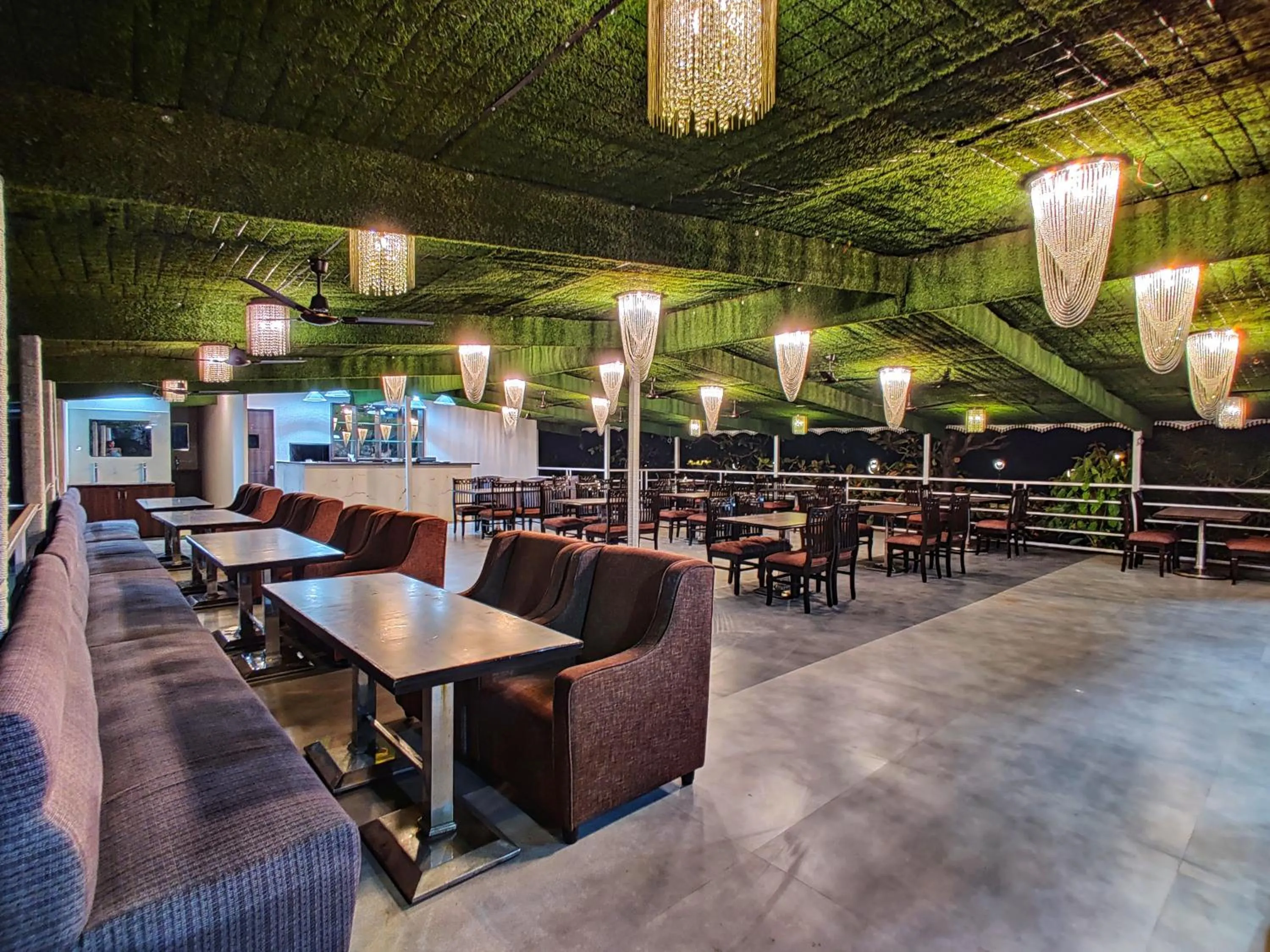 Restaurant/places to eat in Golden Chariot Hotel Daman