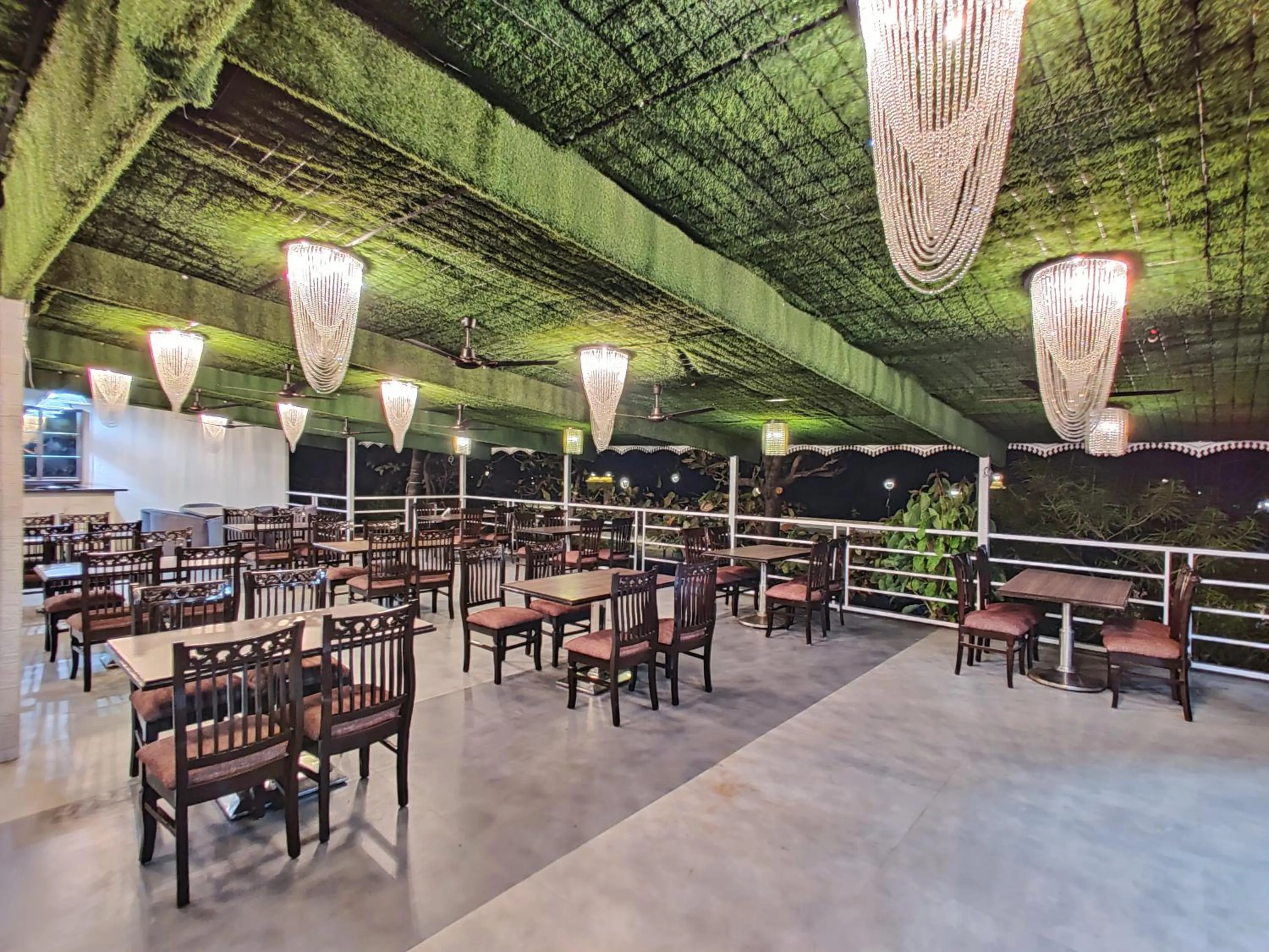 Restaurant/places to eat in Golden Chariot Hotel Daman