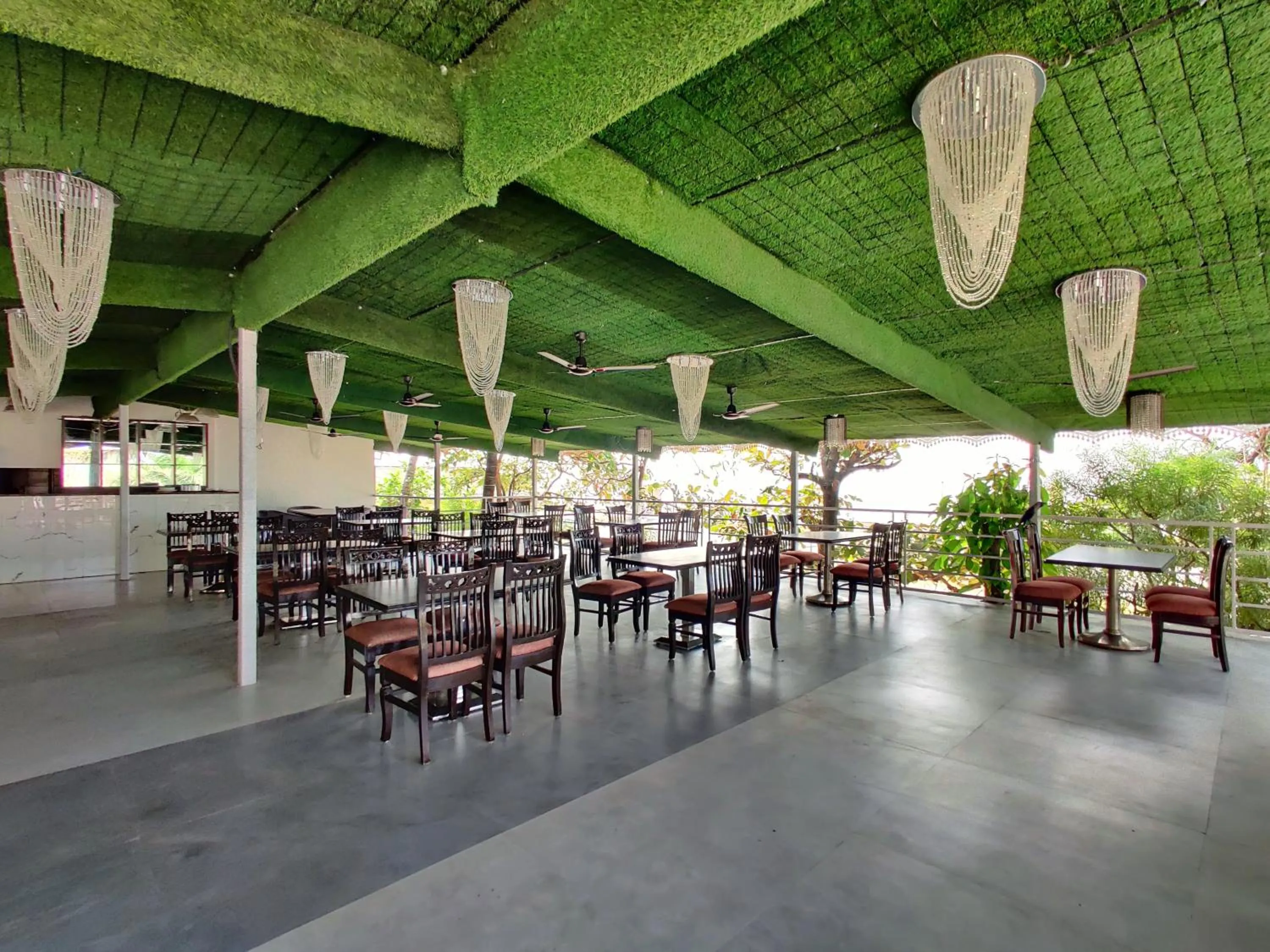 Restaurant/places to eat in Golden Chariot Hotel Daman