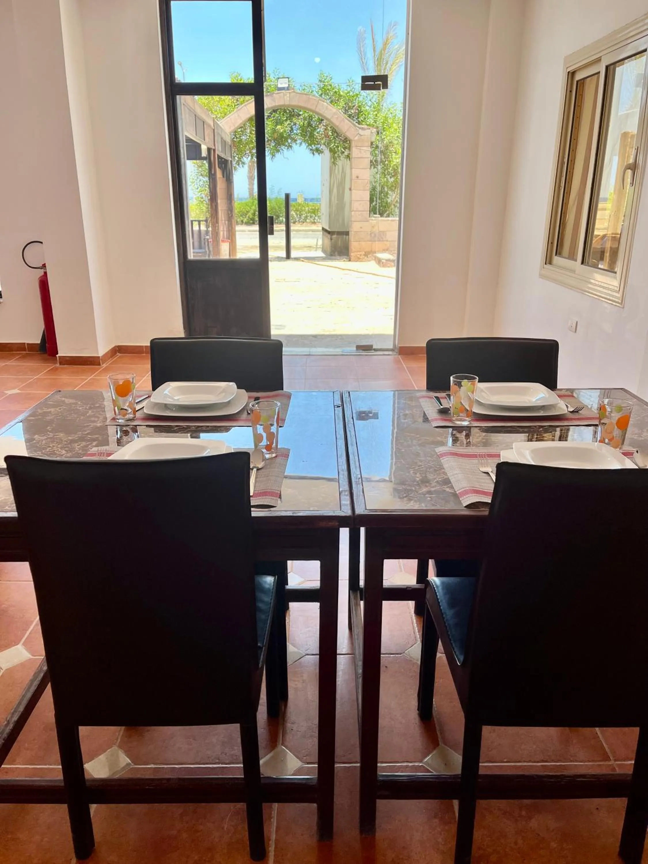 Restaurant/places to eat in Star House Hotel