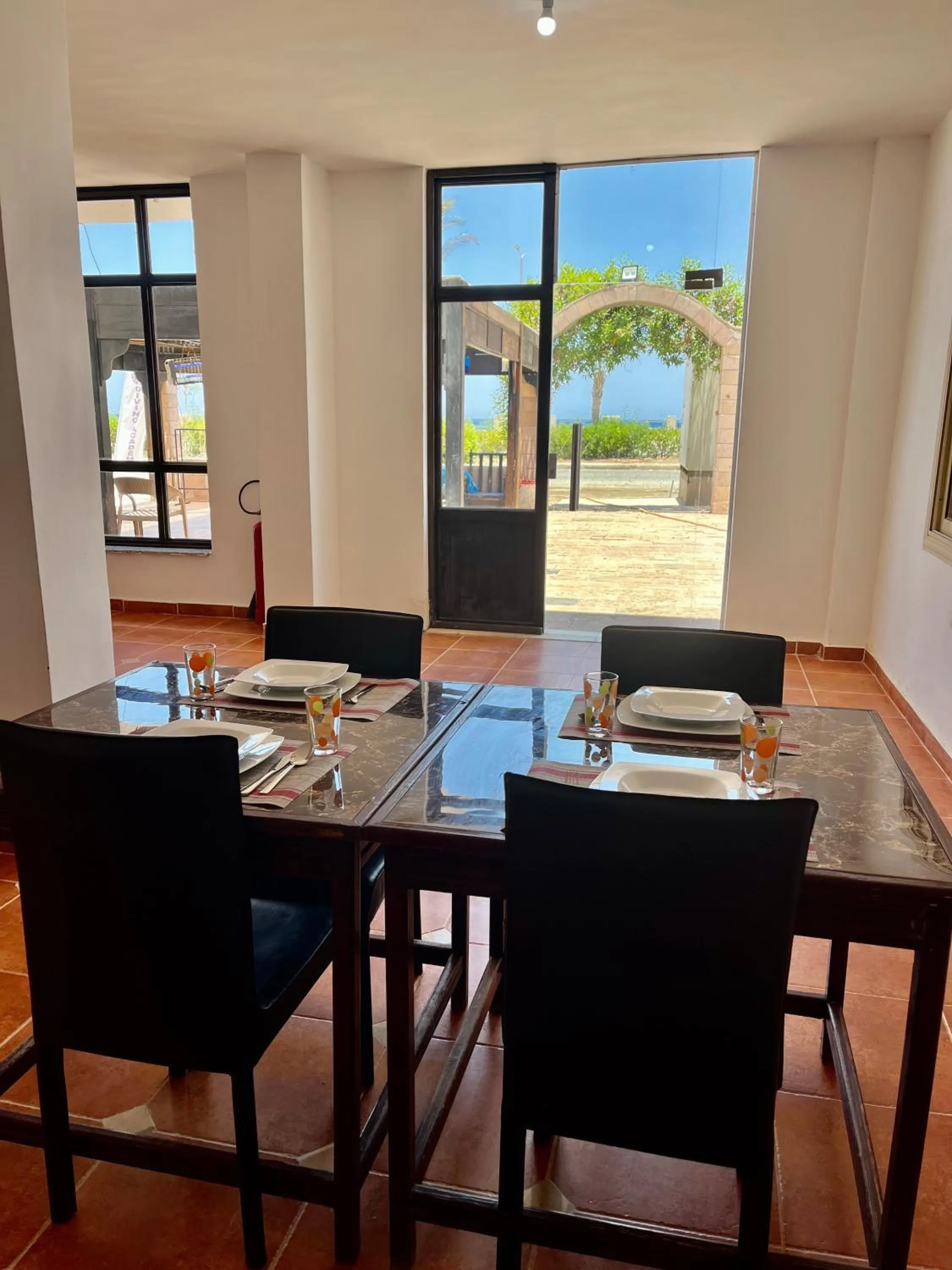 Restaurant/places to eat in Star House Hotel