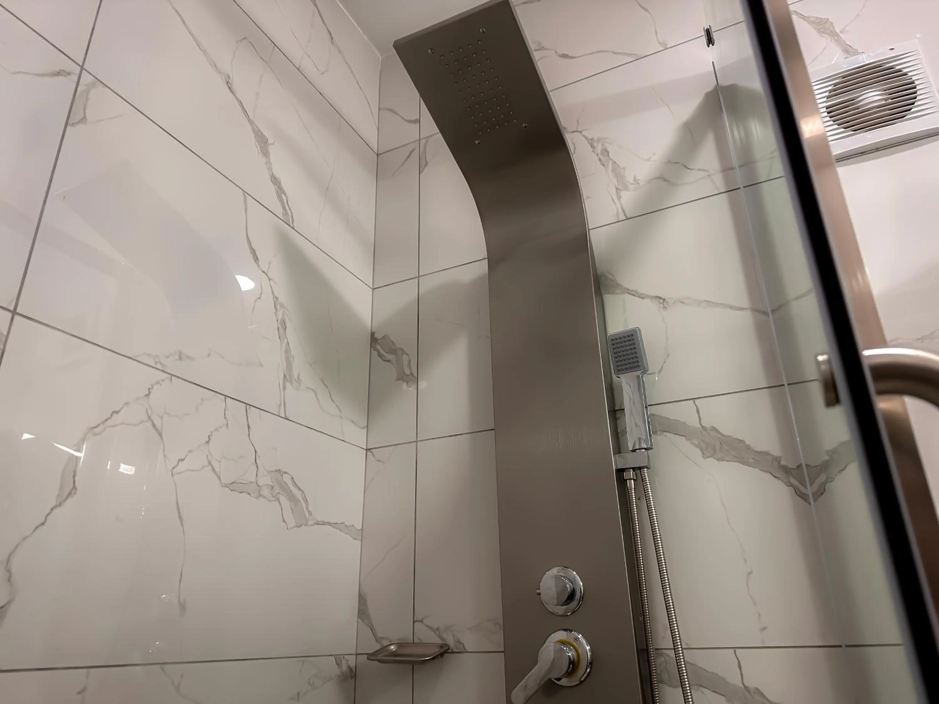 Shower in MIRAFLORES CITY HOTEL