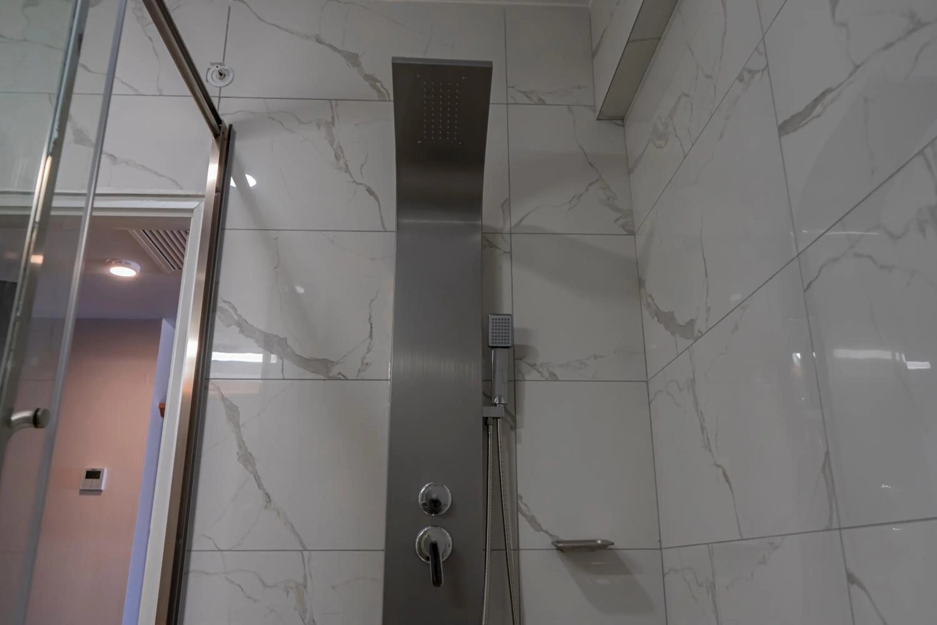 Shower in MIRAFLORES CITY HOTEL