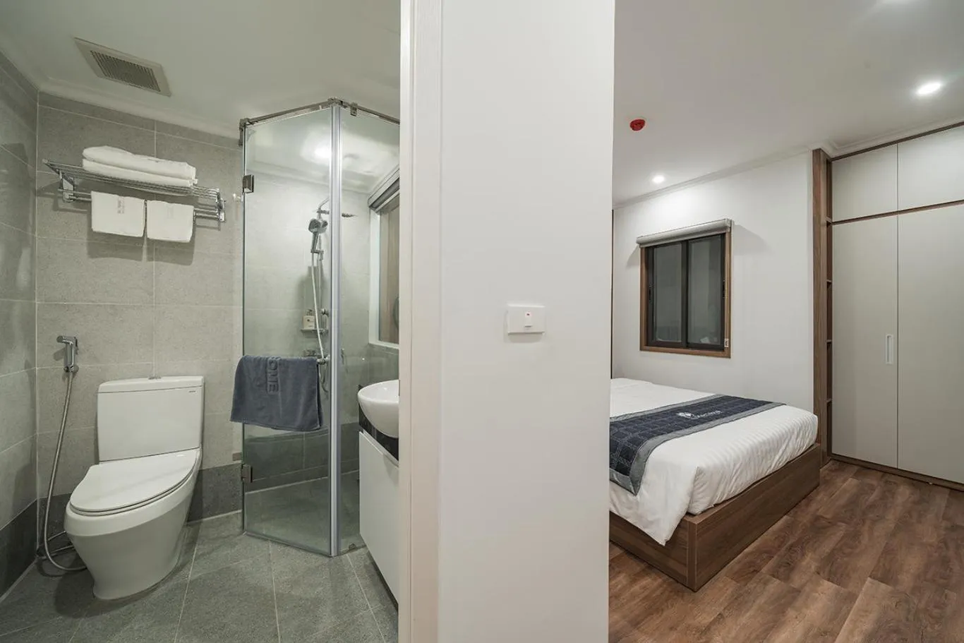 Shower, Bed in Narcissus 2 Hotel & Apartment