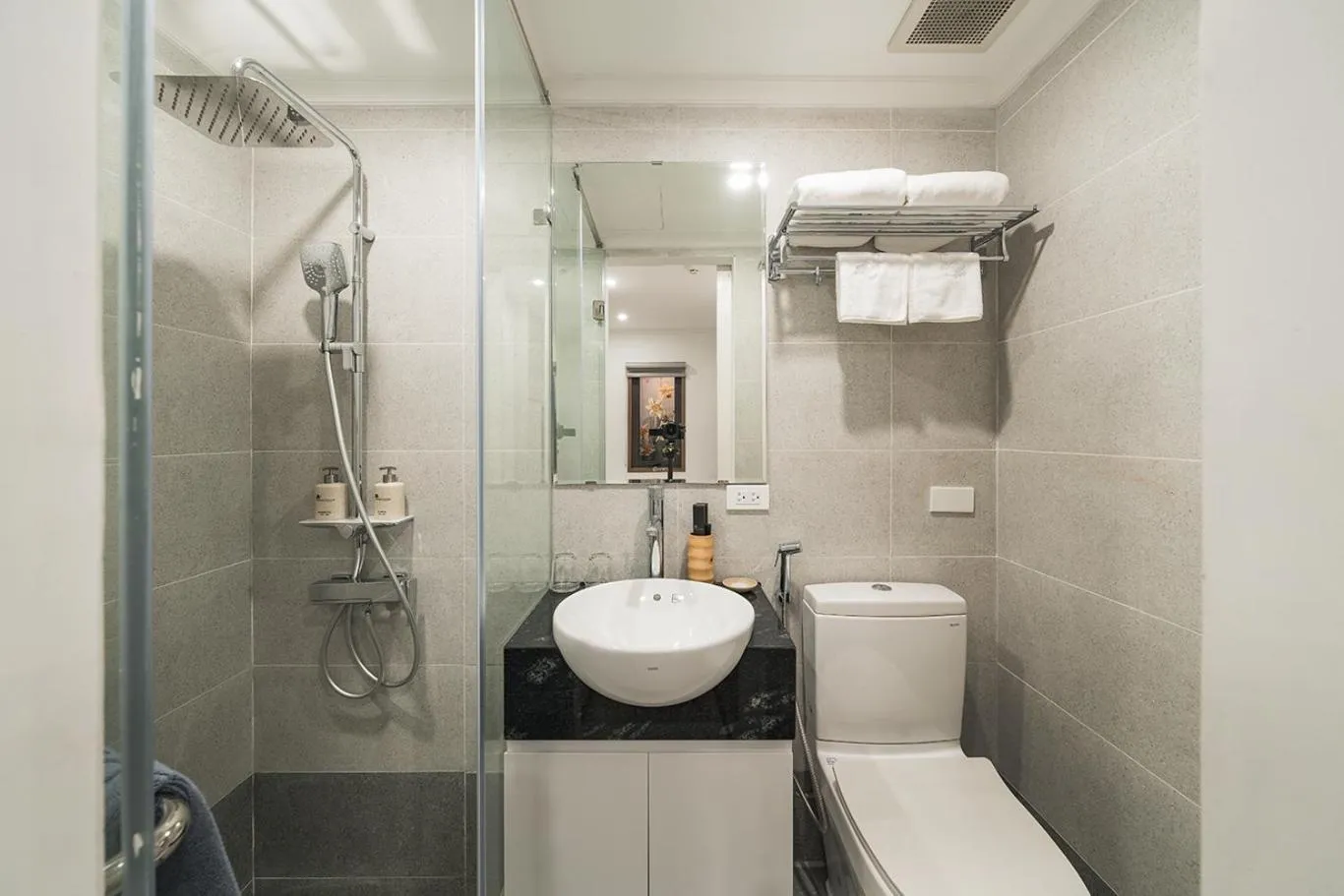 Shower in Narcissus 2 Hotel & Apartment