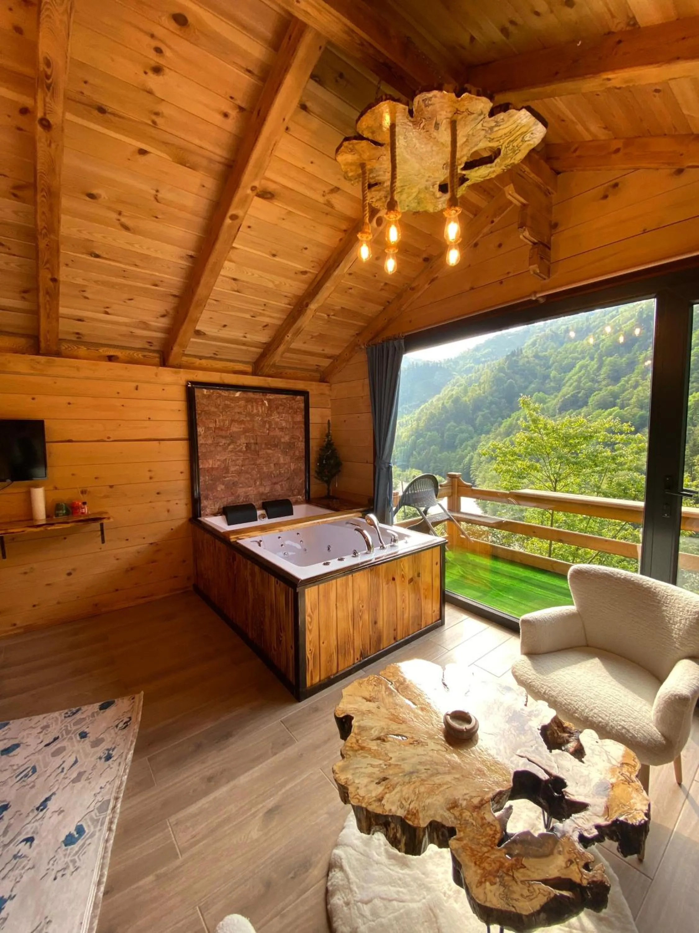 Communal lounge/ TV room in Maysa Suit Bungalov