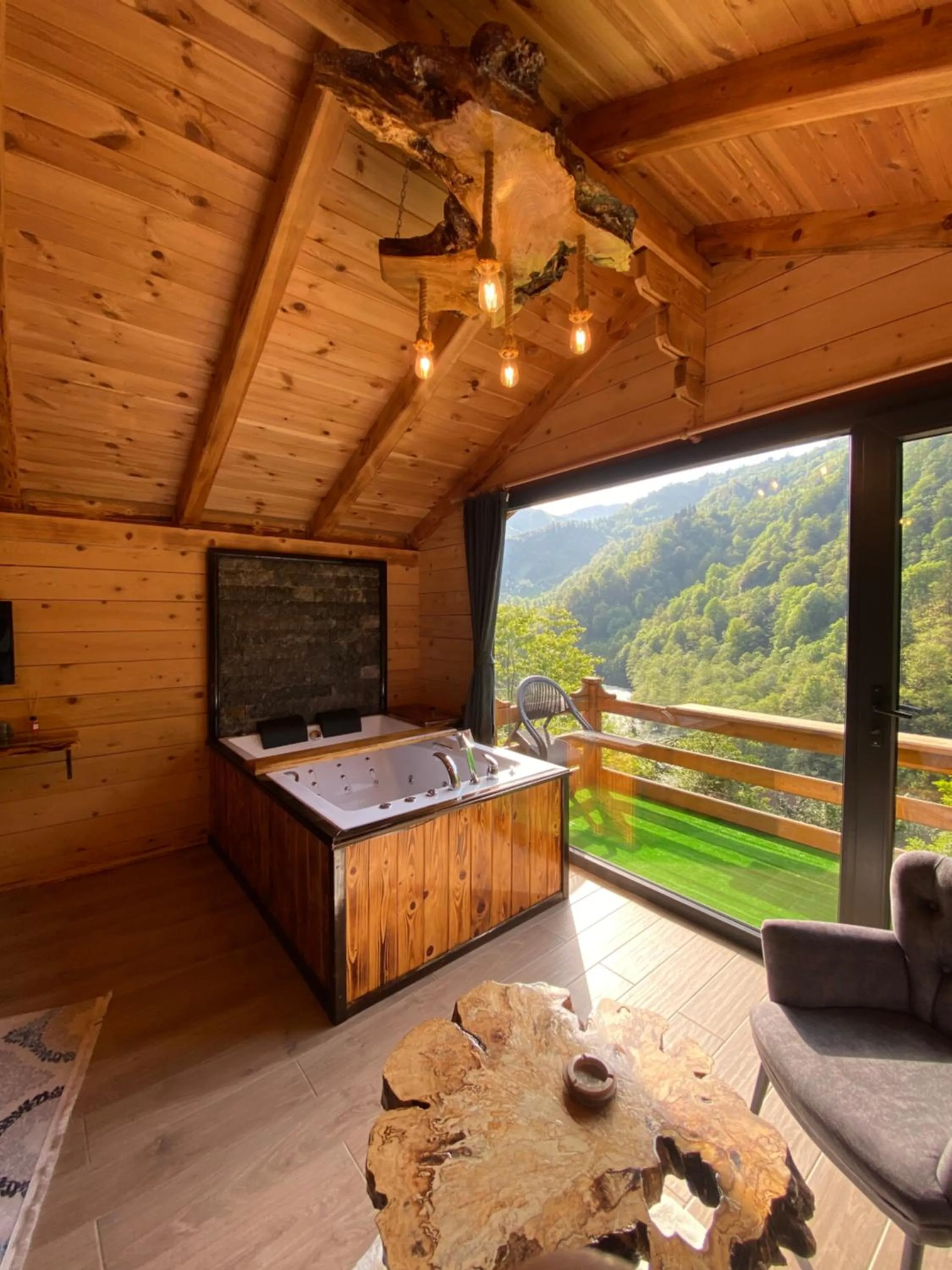 Communal lounge/ TV room in Maysa Suit Bungalov