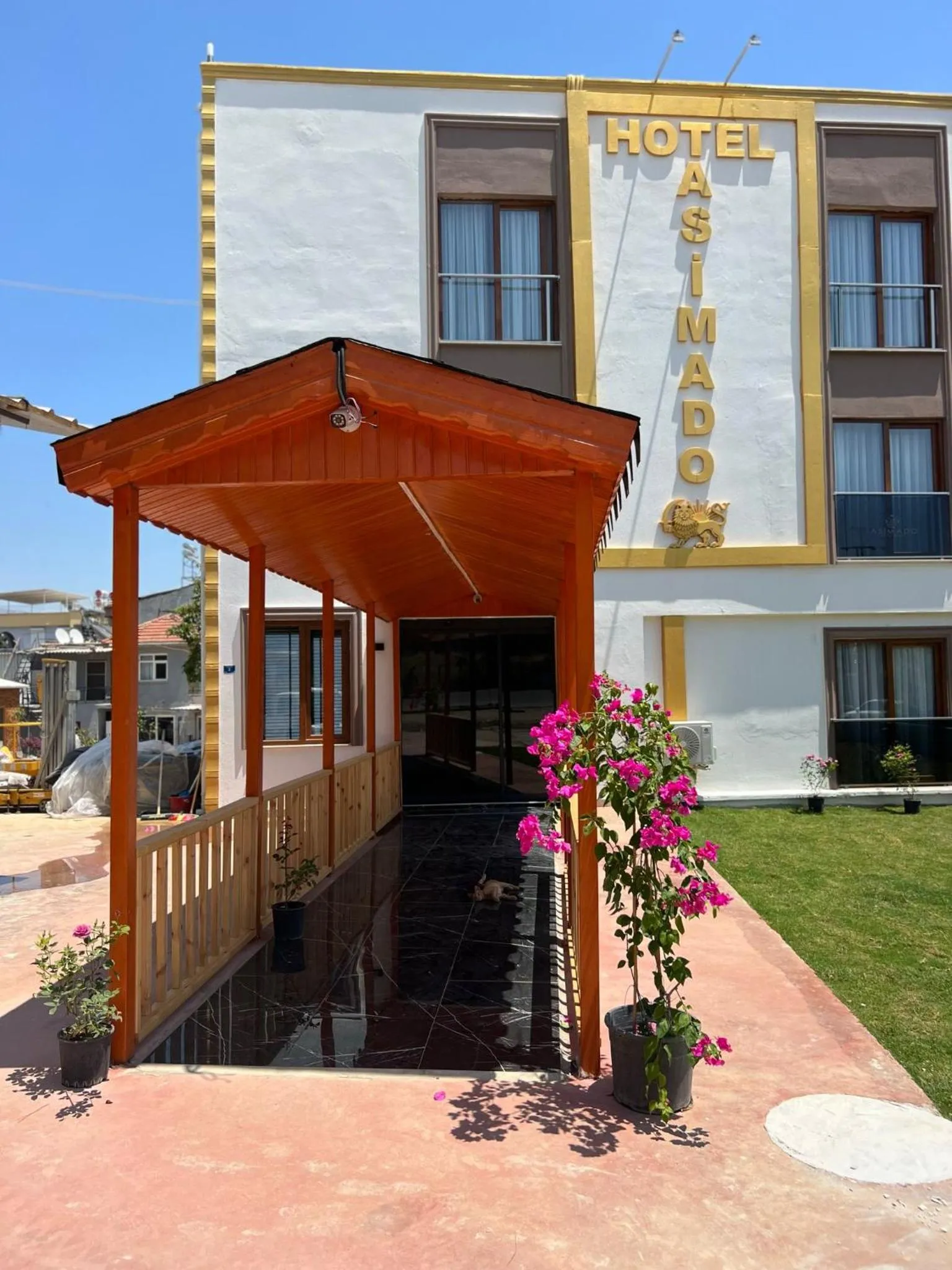 Facade/entrance in Asimado Hotel