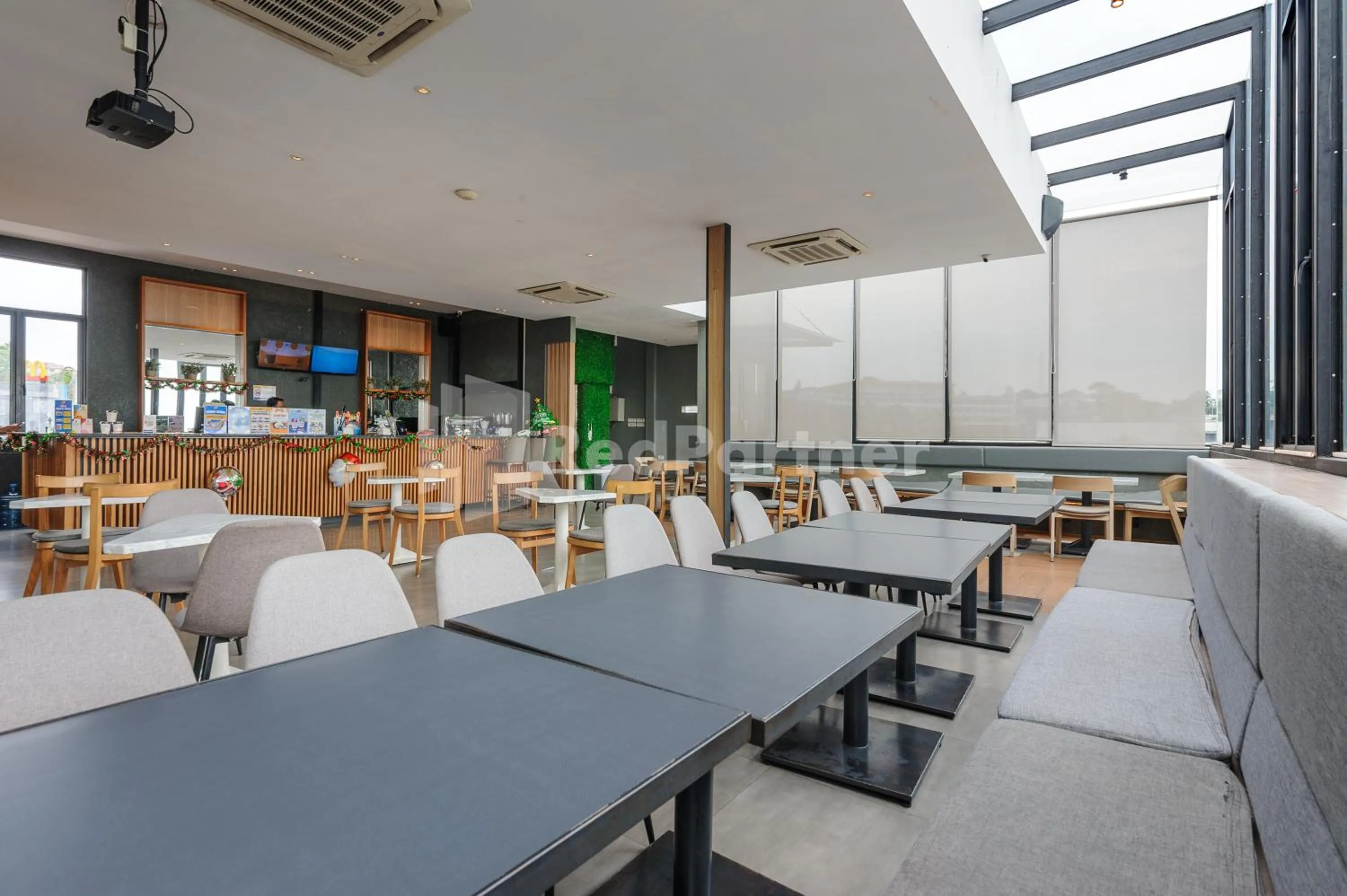 Restaurant/places to eat in Ketje Luxury Capsule Mitra RedDoorz