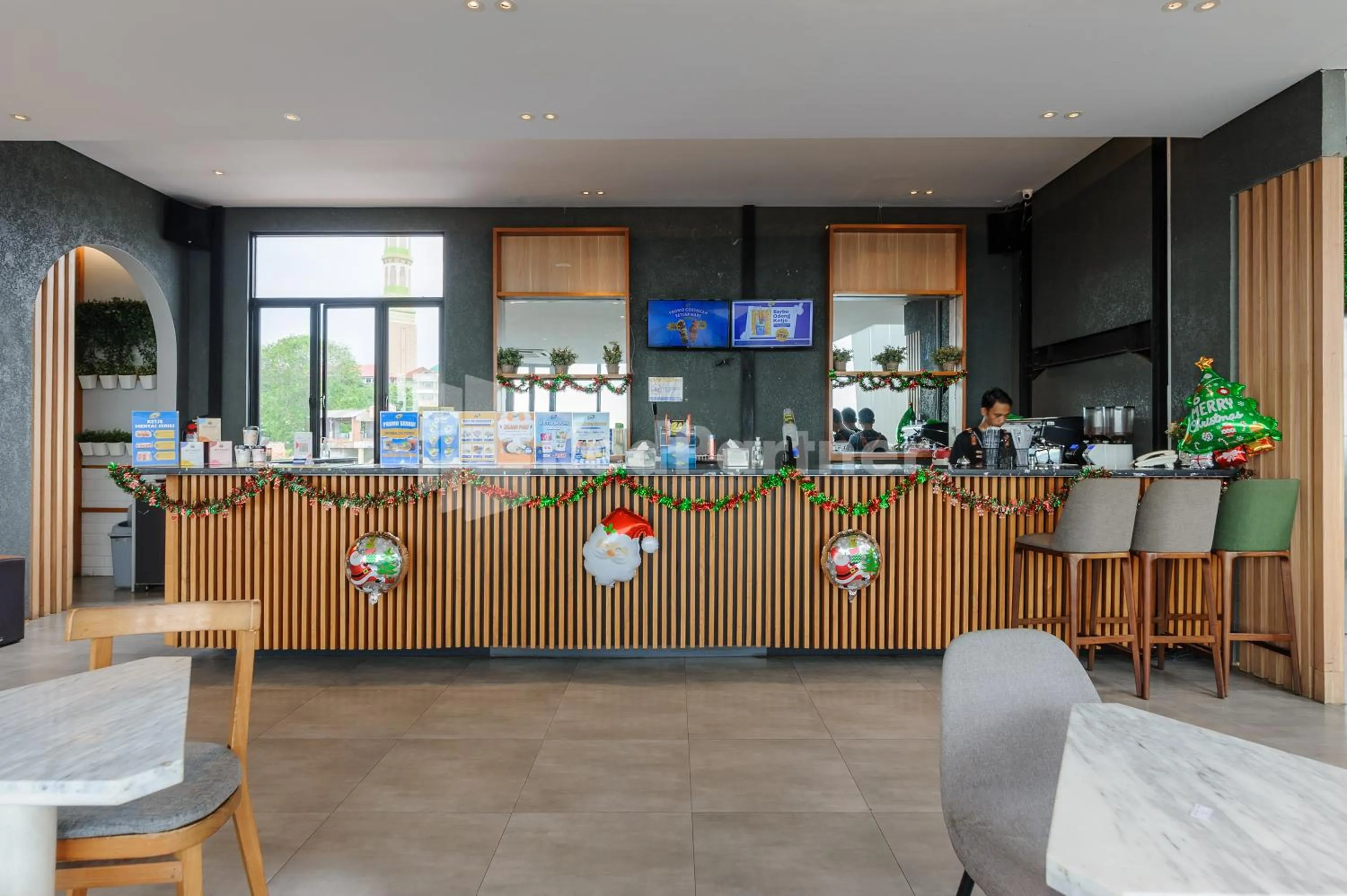 Restaurant/places to eat in Ketje Luxury Capsule Mitra RedDoorz