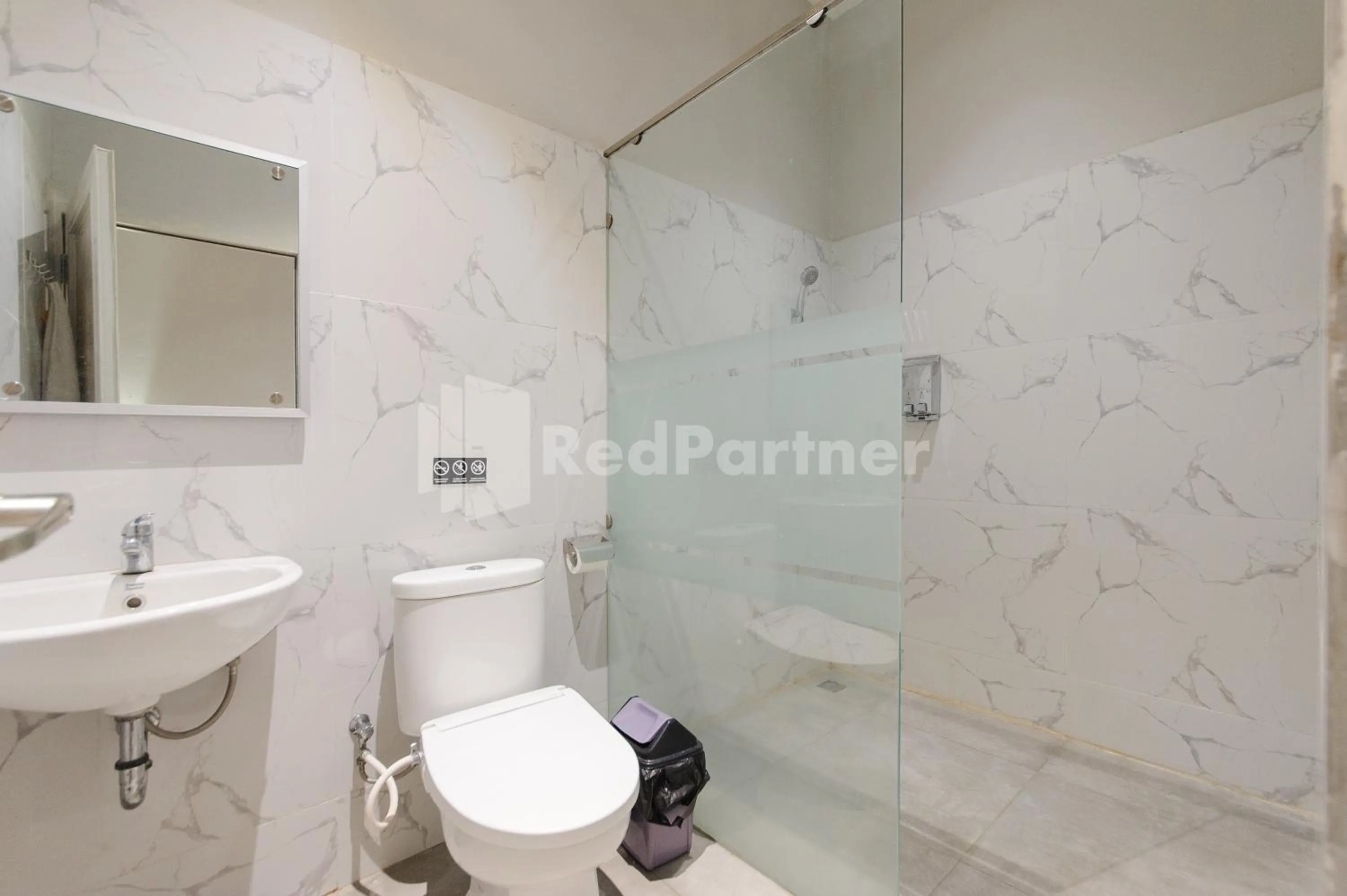 Bathroom in Ketje Luxury Capsule Mitra RedDoorz