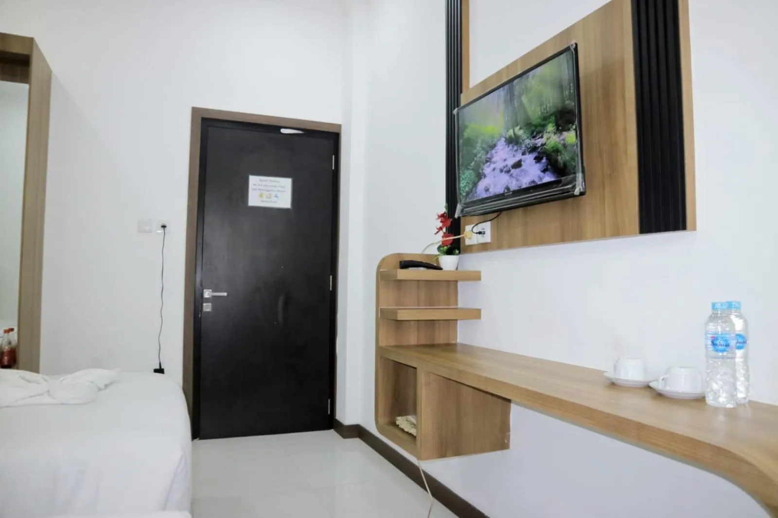 TV and multimedia, Bed in Hotel Bhakti Syariah