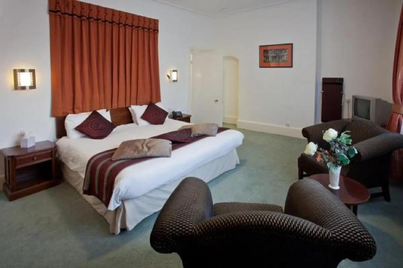 Photo of the whole room, Bed in North Stafford Hotel