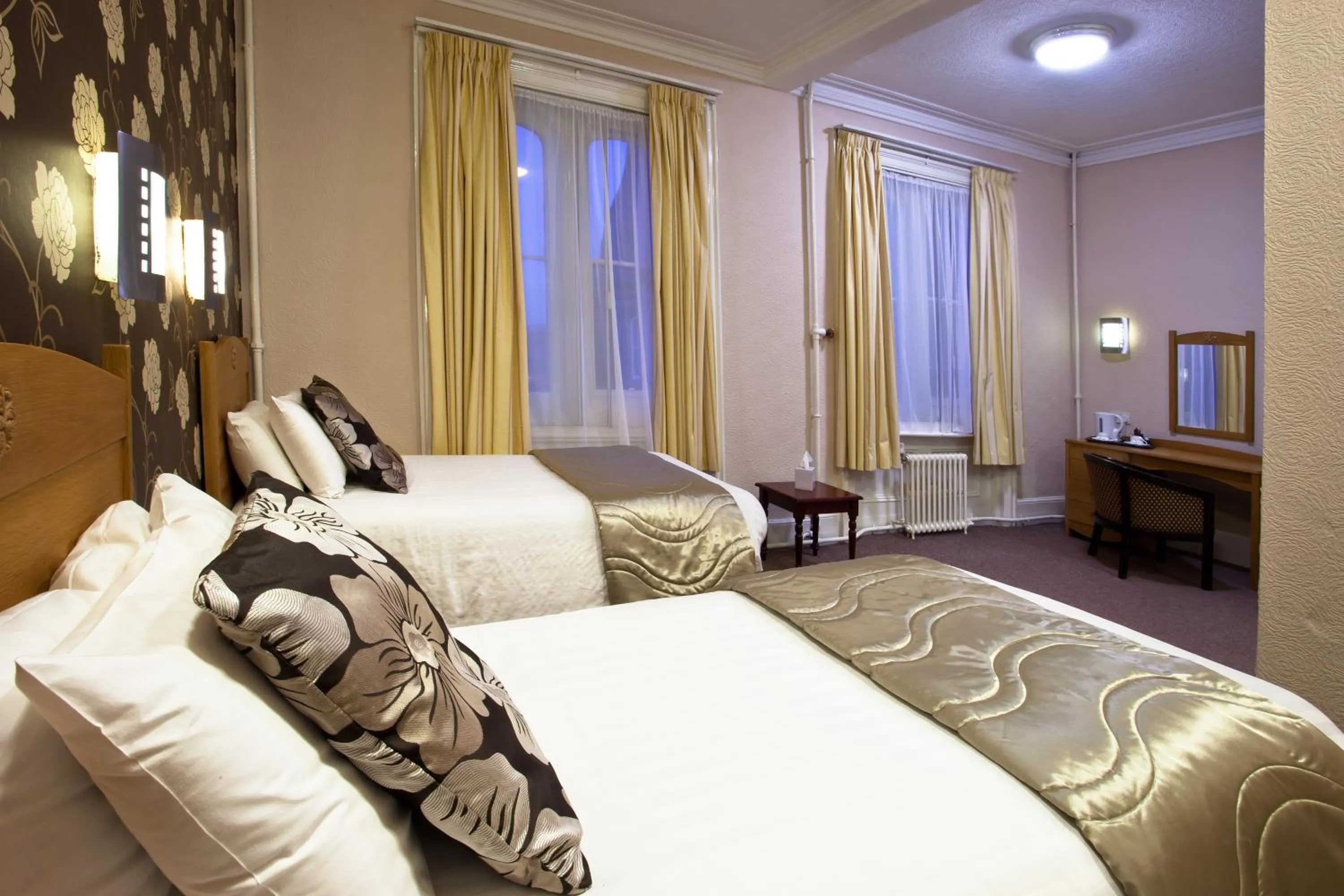 Bed in North Stafford Hotel