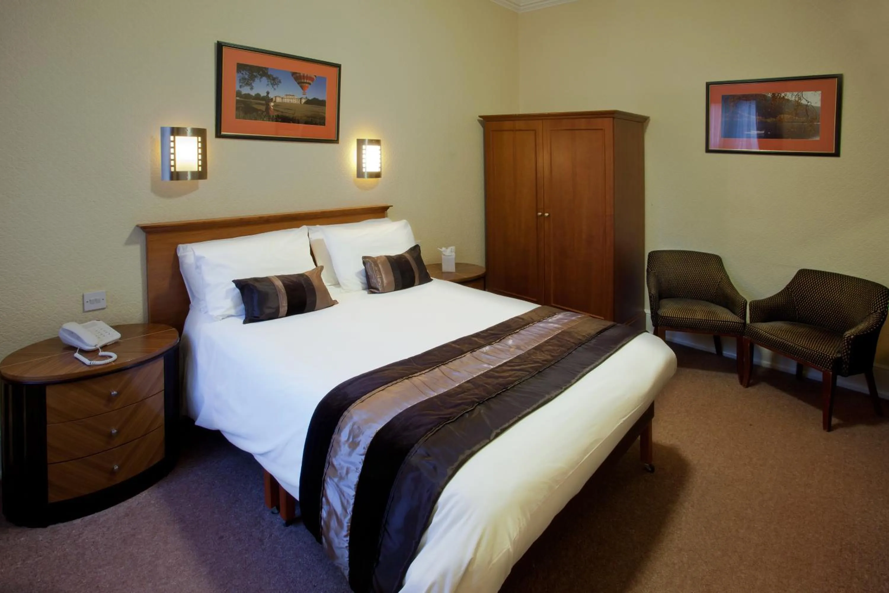 Bed in North Stafford Hotel