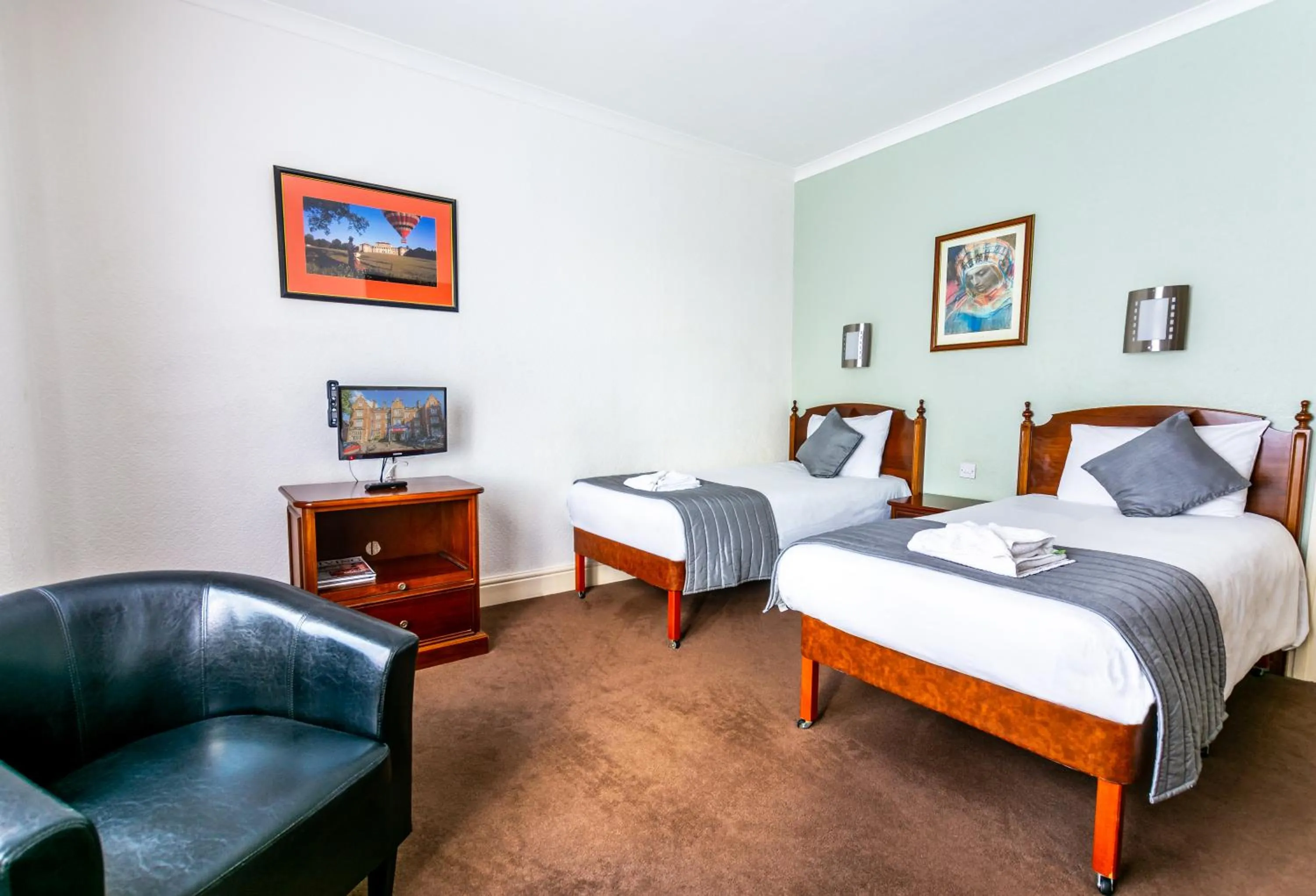 Photo of the whole room, Bed in North Stafford Hotel