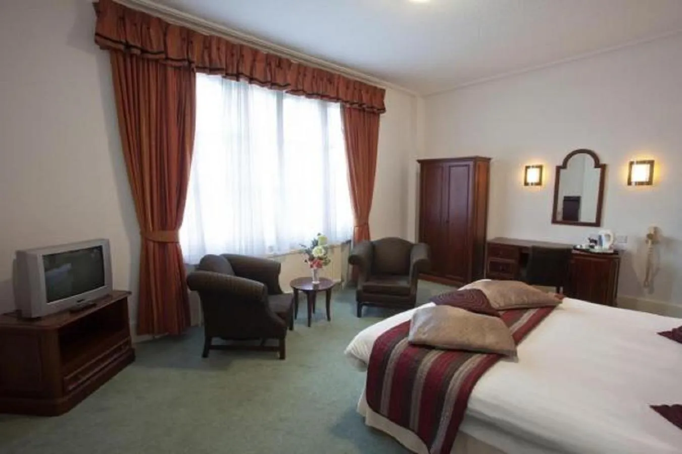 Photo of the whole room, Bed in North Stafford Hotel