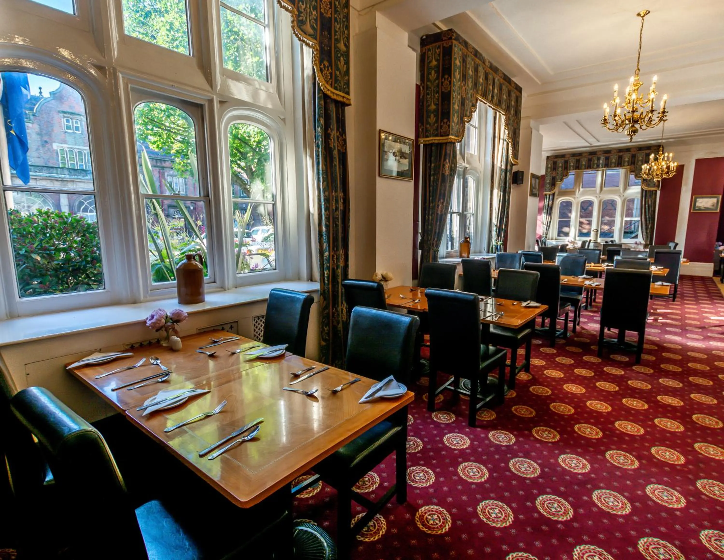 Restaurant/places to eat in North Stafford Hotel