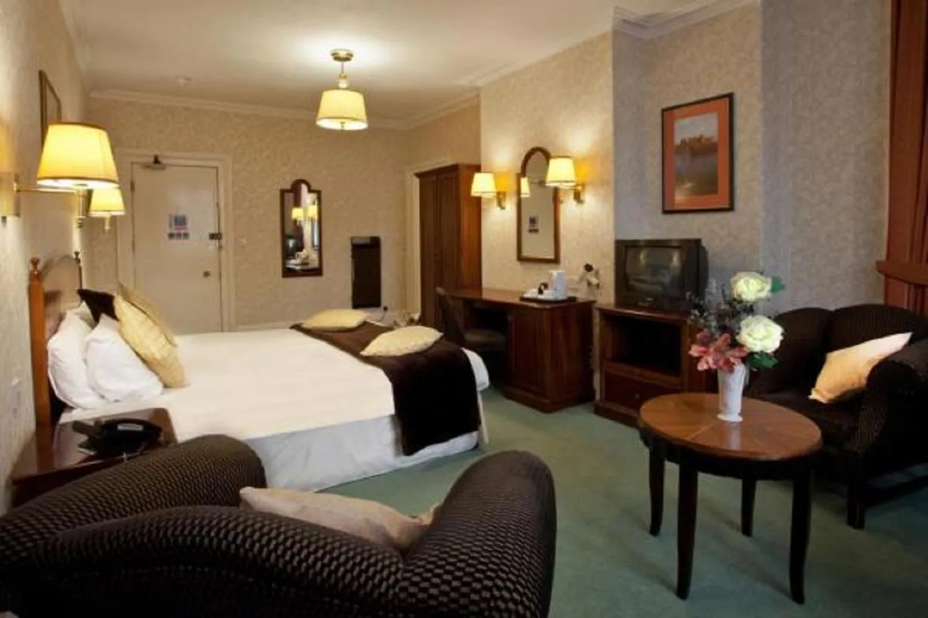 Photo of the whole room, Bed in North Stafford Hotel