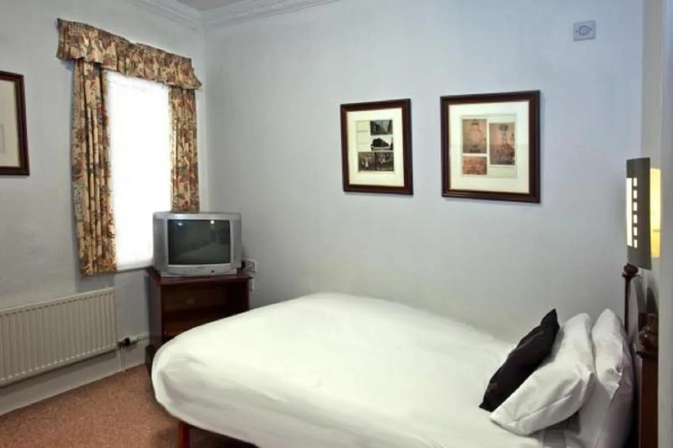 Bed in North Stafford Hotel