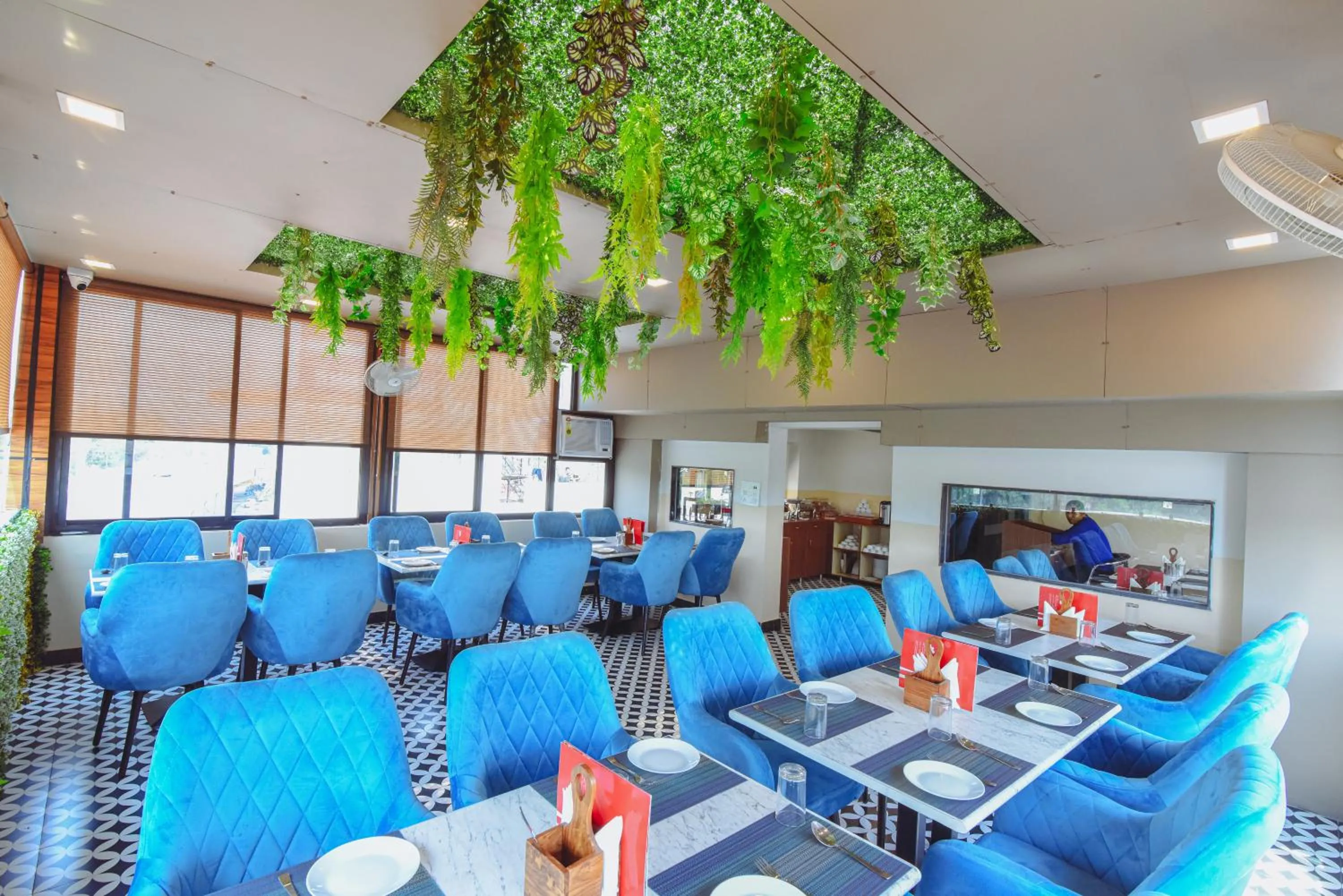 Restaurant/places to eat in Hotel Swagat Suites