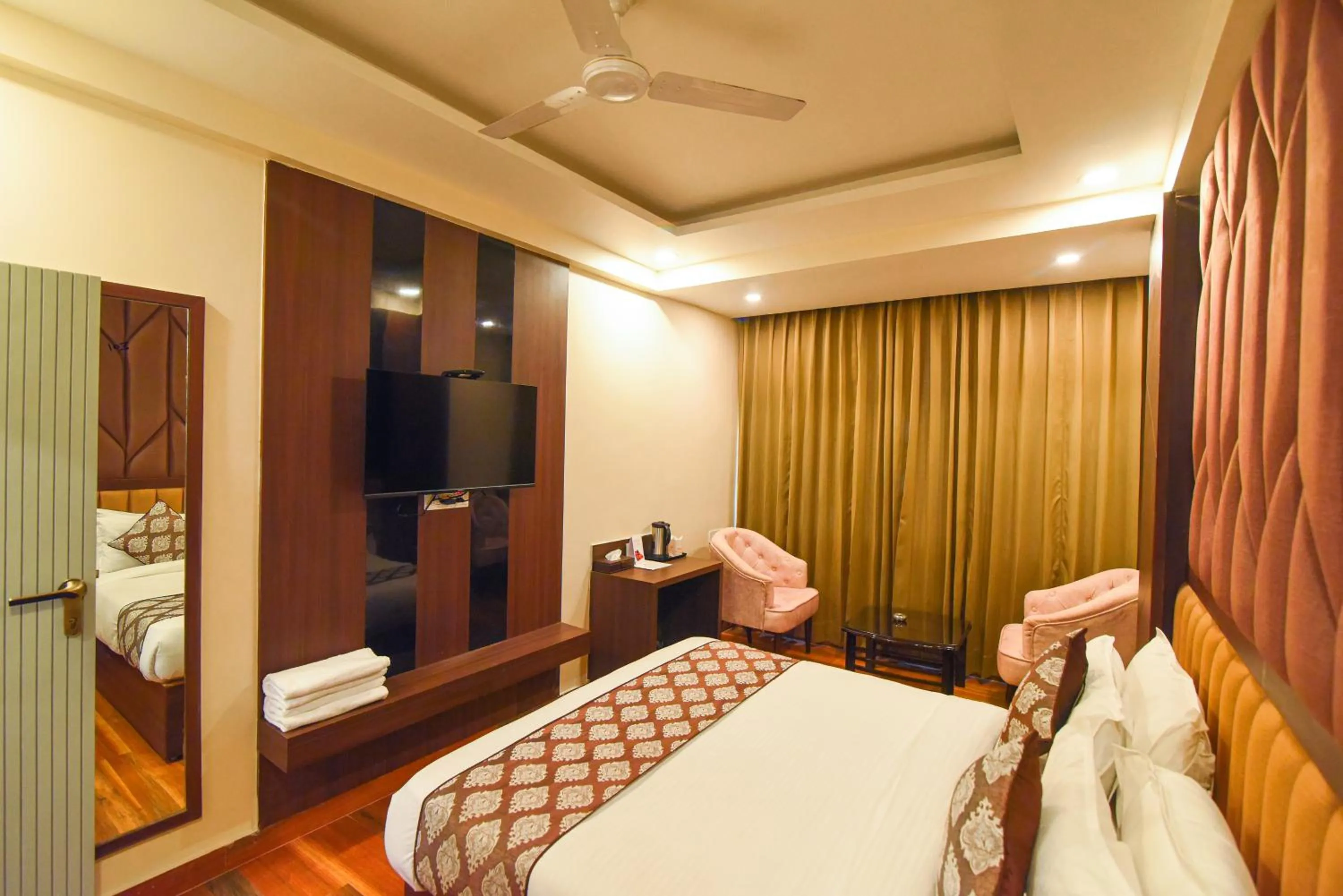 TV and multimedia, Bed in Hotel Swagat Suites