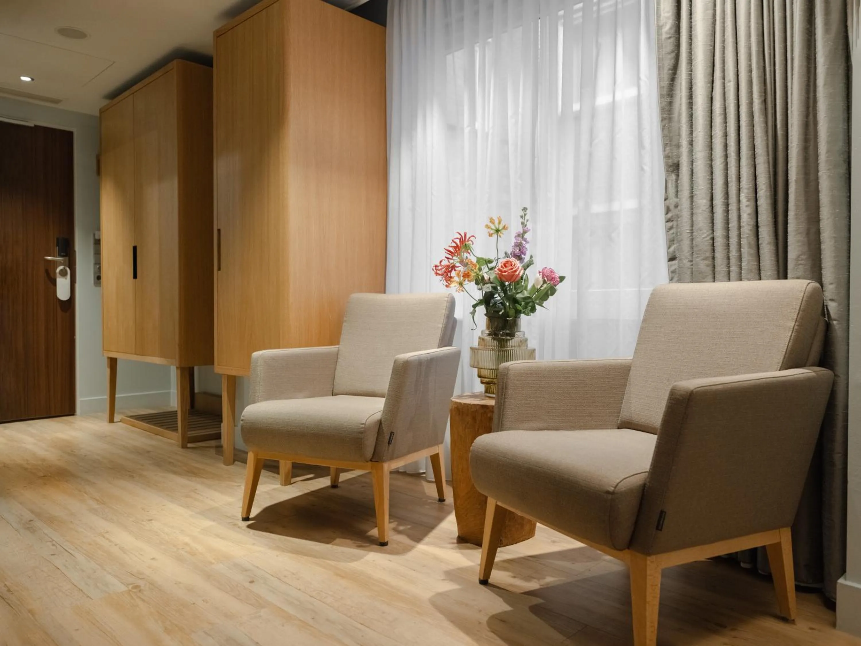 Seating area in Swissôtel Amsterdam