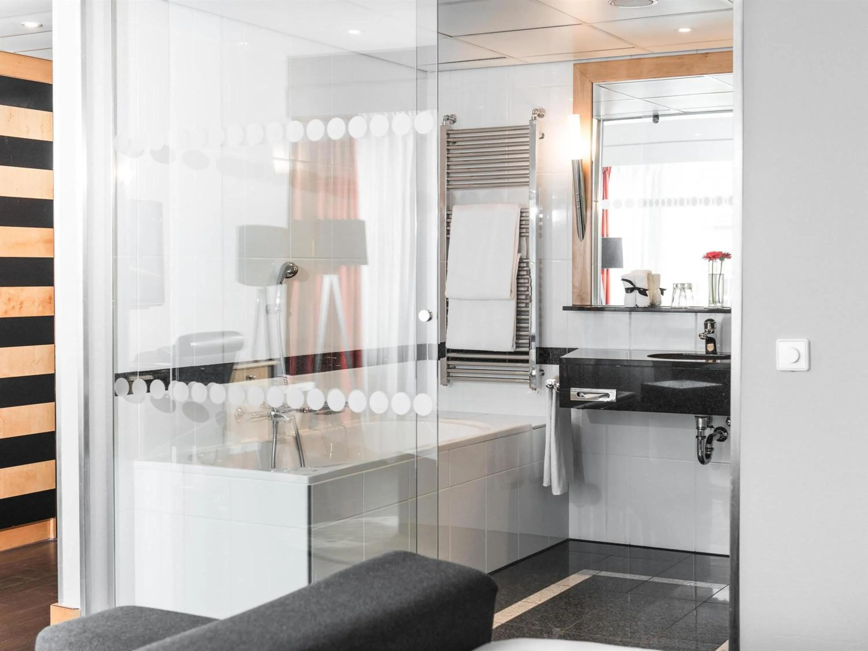 Photo of the whole room in Swissôtel Amsterdam