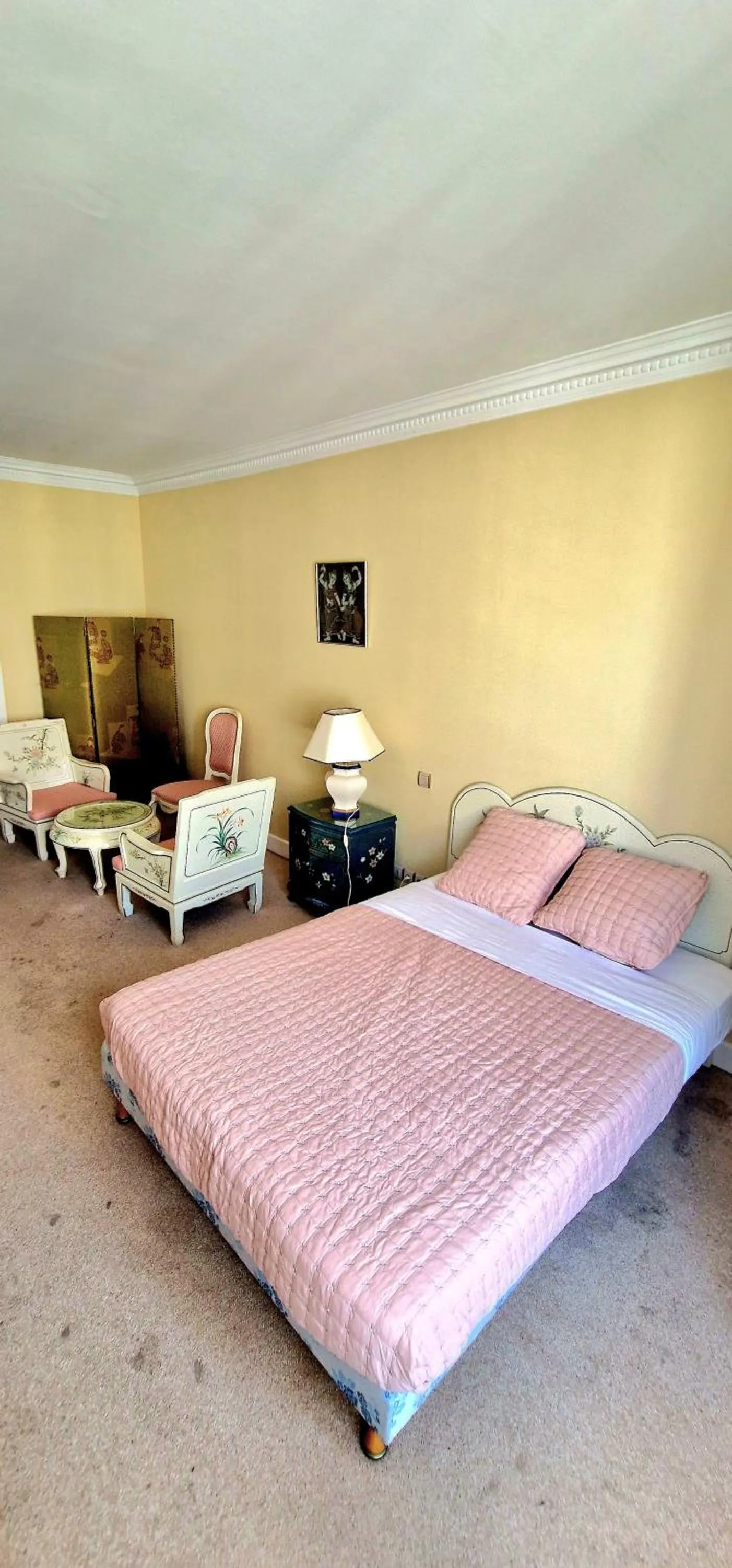 Property building, Bed in Hôtel de la cloche