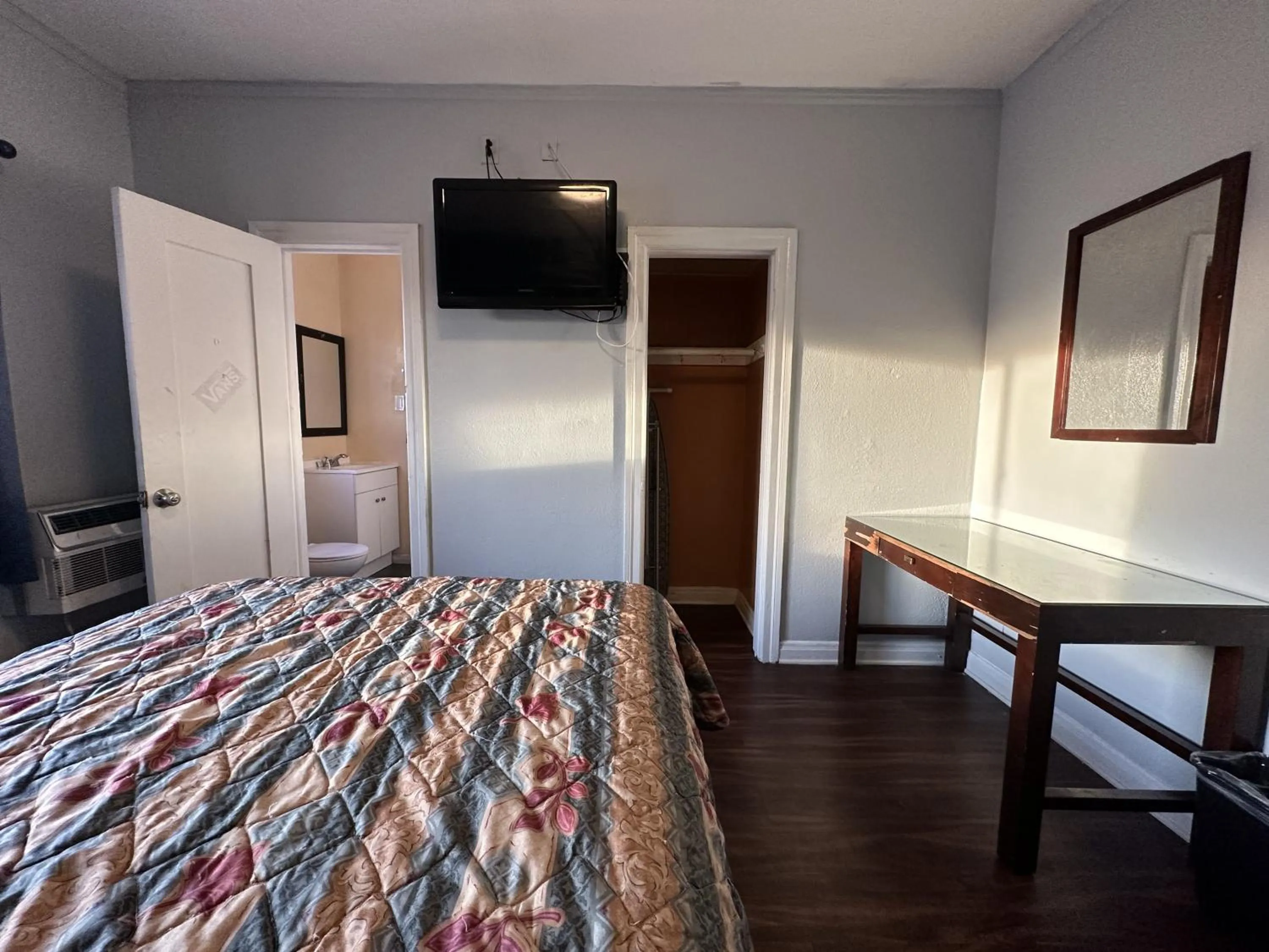 TV and multimedia, Bed in Unity Hotel - No Parking & Rooms Are Upstairs